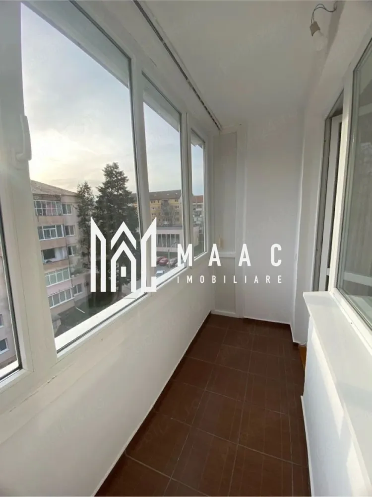 Apartament 2 camere decomandat | Hipodrom 1, Sibiu | 50 mp, balcon, etaj 4 - Apartament cu 2 camere decomandat, 50 mp utili, în Hipodrom 1, Sibiu, disponibil la închiriere cu 430 €/lună. Locuința este situată la etajul 4 și se predă complet mobilată și utilată, cu mutare imediată.

Detalii proprietate:
• Suprafață utilă: 50 mp, suprafață construită: 60 mp
• 2 camere, 1 dormitor, 1 baie, 1 bucătărie
• Compartimentare decomandată, confort 1
• Etaj 4 din 4, imobil construit în 1991
• 1 balcon acoperit
• Finisaje moderne
• Centrală termică proprie
• Mașină de spălat rufe, mașină de spălat vase, frigider și cuptor cu microunde
• Două televizoare
• Complet mobilat și complet utilat

Zona Hipodrom I oferă acces facil către Lidl, farmacii, supermarketuri, mijloace de transport și alte facilități necesare pentru traiul de zi cu zi.

Pentru detalii suplimentare și programarea unei vizionări, contactați consultantul MAAC Imobiliare. Cod anunț CP3170453.