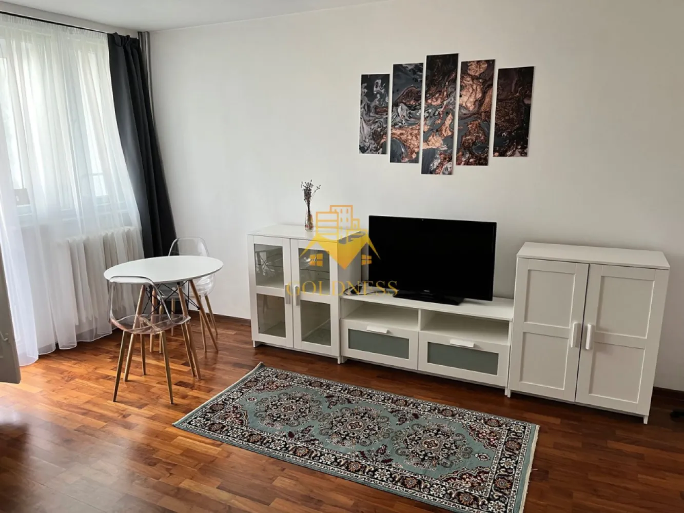 1 camera, Gheorgheni, Detunata, Iulius Mall, FSEGA, Profi, Unirii - GOLDNESS Imobiliare vă propune spre închiriere un apartament cu 1 camere complet mobilat și utilat, la etajul 6 într-un imobil de 10 etaje, în Cartierul Gheorgheni.
Se află în apropierea stațiilor de transport în comun, magazine, restaurante, spații verzi, farmacii, etc. 

Apartamentul este compartimentat astfel:
 - dormitor cu canapea extensibilă , dressing, noptiere
 - bucătărie complet utilată și mobilată, loc de servit masa 
 - baie cu cabina de dus, calorifer port prosop și dulap pentru depozitare.
 - balcon 3mp.

Imobilul este dotat cu toate cele necesare- termoficare, frigider, aragaz, hotă, mașină de spălat haine, etc. 

Dacă sunteți interesați de acest apartament și doriți să îl vizionați, dar și pentru alte oferte nu ezitați să ne contactați telefonic sau prin e-mail. Vă stăm la dispoziție!
Pentru intermediere se percepe un comision de 50% din prețul chiriei!