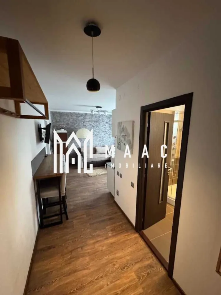 Apartament 2 camere | Resita, Sibiu | 42 mp, mobilat și utilat - Apartament de închiriat cu 2 camere, situat la casă, în Sibiu, pe Strada Moreni, zona Resita. Locuința este potrivită pentru o persoană sau un cuplu care își dorește confort, intimitate și acces rapid către oraș.

Detalii proprietate:
• 42 mp utili și 50 mp construiți
• dormitor, living cu bucătărie open-space și baie cu cabină de duș
• complet mobilat și utilat
• bucătărie echipată cu veselă, tacâmuri, cuptor cu microunde, espressor și toaster
• geamuri termopan cu plase de insecte și jaluzele blackout
• centrală termică proprie și aer condiționat
• parcare disponibilă pe stradă

Zonă și acces:
Curte comună cu doar 5 familii, într-un cadru liniștit. Aproximativ 5 minute de mers pe jos până la Lidl și circa 15 minute până în centrul orașului.

Disponibil imediat și se poate închiria și pe perioade mai scurte de 12 luni. Nu se acceptă animale de companie, iar fumatul în interior nu este permis. Contactați-ne pentru o vizionare și menționați codul CP3170917.