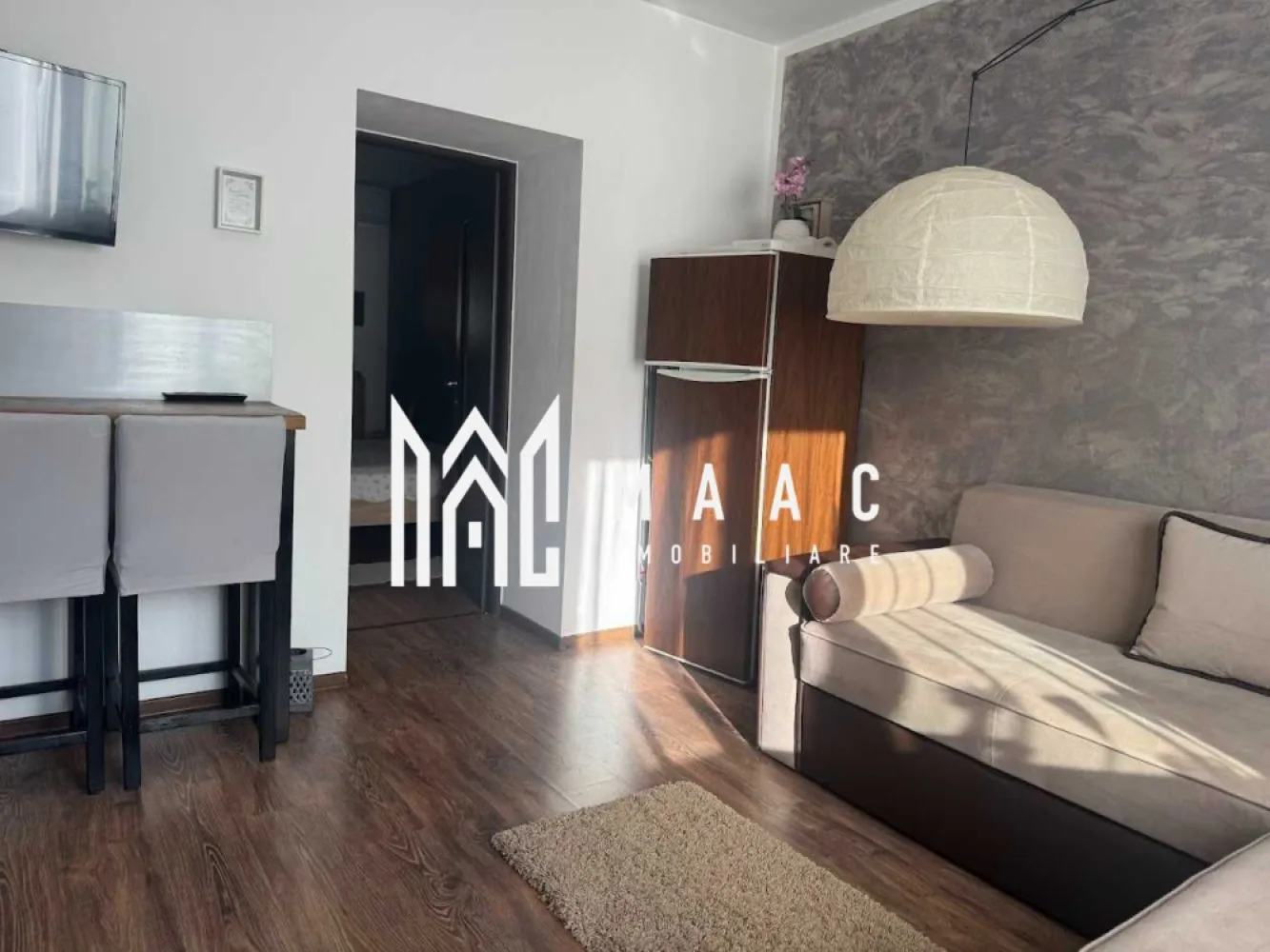 Apartament 2 camere | Resita, Sibiu | 42 mp, mobilat și utilat - Apartament de închiriat cu 2 camere, situat la casă, în Sibiu, pe Strada Moreni, zona Resita. Locuința este potrivită pentru o persoană sau un cuplu care își dorește confort, intimitate și acces rapid către oraș.

Detalii proprietate:
• 42 mp utili și 50 mp construiți
• dormitor, living cu bucătărie open-space și baie cu cabină de duș
• complet mobilat și utilat
• bucătărie echipată cu veselă, tacâmuri, cuptor cu microunde, espressor și toaster
• geamuri termopan cu plase de insecte și jaluzele blackout
• centrală termică proprie și aer condiționat
• parcare disponibilă pe stradă

Zonă și acces:
Curte comună cu doar 5 familii, într-un cadru liniștit. Aproximativ 5 minute de mers pe jos până la Lidl și circa 15 minute până în centrul orașului.

Disponibil imediat și se poate închiria și pe perioade mai scurte de 12 luni. Nu se acceptă animale de companie, iar fumatul în interior nu este permis. Contactați-ne pentru o vizionare și menționați codul CP3170917.