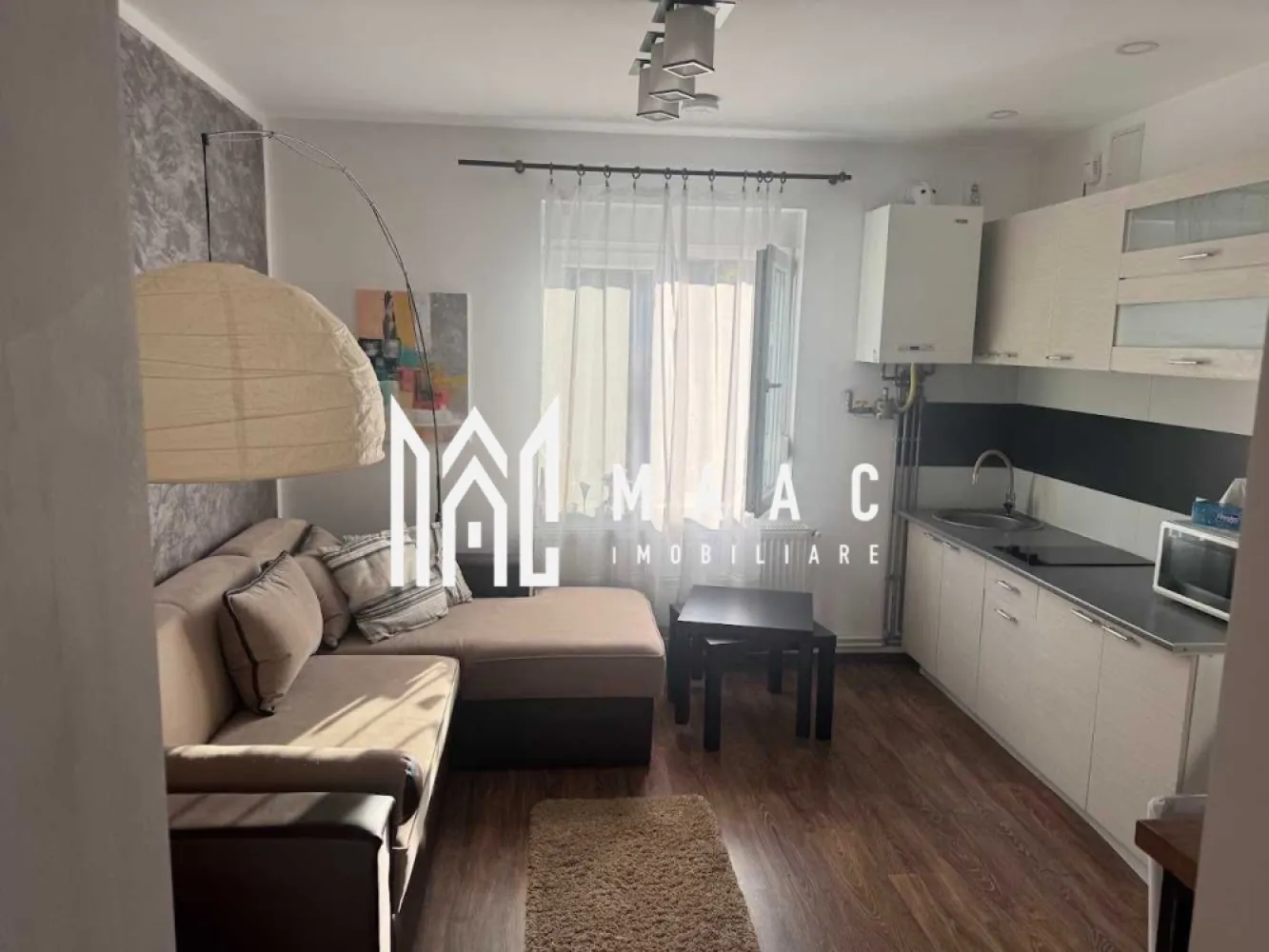 Apartament 2 camere | Resita, Sibiu | 42 mp, mobilat și utilat - Apartament de închiriat cu 2 camere, situat la casă, în Sibiu, pe Strada Moreni, zona Resita. Locuința este potrivită pentru o persoană sau un cuplu care își dorește confort, intimitate și acces rapid către oraș.

Detalii proprietate:
• 42 mp utili și 50 mp construiți
• dormitor, living cu bucătărie open-space și baie cu cabină de duș
• complet mobilat și utilat
• bucătărie echipată cu veselă, tacâmuri, cuptor cu microunde, espressor și toaster
• geamuri termopan cu plase de insecte și jaluzele blackout
• centrală termică proprie și aer condiționat
• parcare disponibilă pe stradă

Zonă și acces:
Curte comună cu doar 5 familii, într-un cadru liniștit. Aproximativ 5 minute de mers pe jos până la Lidl și circa 15 minute până în centrul orașului.

Disponibil imediat și se poate închiria și pe perioade mai scurte de 12 luni. Nu se acceptă animale de companie, iar fumatul în interior nu este permis. Contactați-ne pentru o vizionare și menționați codul CP3170917.