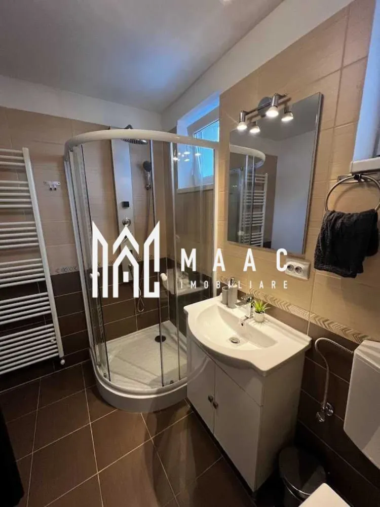 Apartament 2 camere | Resita, Sibiu | 42 mp, mobilat și utilat - Apartament de închiriat cu 2 camere, situat la casă, în Sibiu, pe Strada Moreni, zona Resita. Locuința este potrivită pentru o persoană sau un cuplu care își dorește confort, intimitate și acces rapid către oraș.

Detalii proprietate:
• 42 mp utili și 50 mp construiți
• dormitor, living cu bucătărie open-space și baie cu cabină de duș
• complet mobilat și utilat
• bucătărie echipată cu veselă, tacâmuri, cuptor cu microunde, espressor și toaster
• geamuri termopan cu plase de insecte și jaluzele blackout
• centrală termică proprie și aer condiționat
• parcare disponibilă pe stradă

Zonă și acces:
Curte comună cu doar 5 familii, într-un cadru liniștit. Aproximativ 5 minute de mers pe jos până la Lidl și circa 15 minute până în centrul orașului.

Disponibil imediat și se poate închiria și pe perioade mai scurte de 12 luni. Nu se acceptă animale de companie, iar fumatul în interior nu este permis. Contactați-ne pentru o vizionare și menționați codul CP3170917.