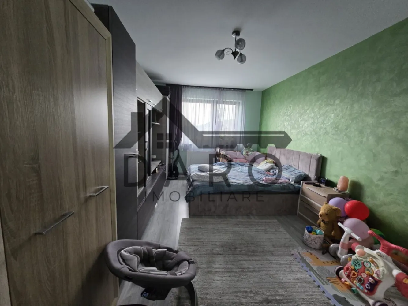 Studio de vanzare la Fomco, Green Rezidence, pe strada Livezeni. - 🏡 Studio modern de vânzare în Green Residence – Tudor, Târgu Mureș | 43 mp | Bloc nou 2022

Daro Imobiliare, prin Coman Maria, vă propune spre vânzare un studio modern și elegant, situat în ansamblul rezidențial Green Residence, pe strada Livezeni, una dintre cele mai apreciate și căutate zone rezidențiale din municipiul Târgu Mureș.

Locuința are o suprafață utilă de 43 mp și este amplasată la etajul 7 din 10 al unui imobil construit în anul 2022, beneficiind de o orientare sudică, ceea ce îi oferă lumină naturală pe tot parcursul zilei și un confort sporit indiferent de anotimp.

Apartamentul este compartimentat practic și eficient, fiind alcătuit din:
living spațios;
bucătărie;
hol;
baie.
Se vinde complet mobilat și utilat, exact cum se prezintă în fotografii, fiind pregătit pentru mutare imediată fără investiții suplimentare. Mobilierul și electrocasnicele sunt într-o stare foarte bună, apartamentul fiind ideal atât pentru locuință proprie, cât și pentru investiție în vederea închirierii.
Ansamblul Green Residence oferă un standard ridicat de confort și siguranță, iar blocul dispune de două lifturi moderne și încăpătoare, spații comune bine întreținute și acces facil către principalele puncte de interes ale orașului.

În imediata apropiere regăsim:
✔ supermarketuri și centre comerciale;
✔ farmacii;
✔ școli și grădinițe;
✔ stații pentru transportul în comun;
✔ restaurante și cafenele;
✔ acces rapid către centrul municipiului Târgu Mureș.

Separat, se poate achiziționa un loc de parcare exterior, amplasat lângă bloc, la prețul de 4.000 euro.

Această proprietate reprezintă o alegere excelentă pentru persoanele care își doresc un apartament modern, într-un bloc nou, dar și pentru investitorii care caută o proprietate cu potențial foarte bun de închiriere datorită poziției și facilităților oferite de complex.
💶 Preț: [completați prețul] Euro
📞 Pentru informații suplimentare și programarea unei vizionări:
Coman Maria – Consultant Imobiliar
Daro Imobiliare
☎️ 0749 535 729
💳 Aveți nevoie de finanțare? Beneficiați gratuit de consultanță pentru obținerea unui credit bancar prin Kiwi Finance, prin intermediul lui Coman Maria – Broker de Credite Autorizat, cu acces la ofertele mai multor bănci din România pentru identificarea celei mai avantajoase soluții de creditare. 🔑🏡