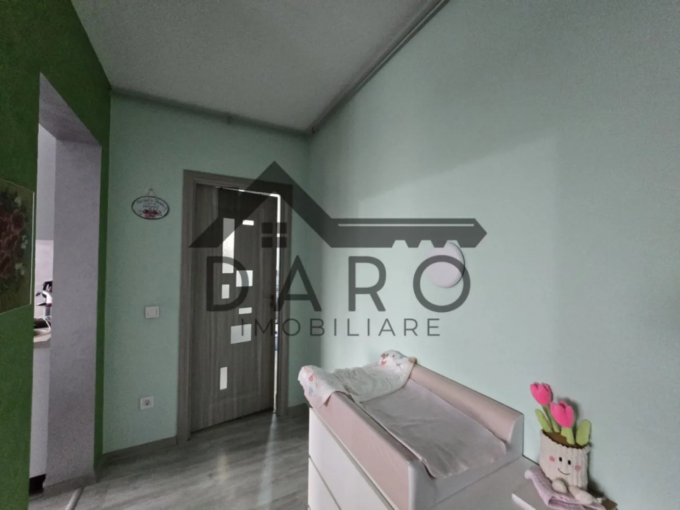 Studio de vanzare la Fomco, Green Rezidence, pe strada Livezeni. - 🏡 Studio modern de vânzare în Green Residence – Tudor, Târgu Mureș | 43 mp | Bloc nou 2022

Daro Imobiliare, prin Coman Maria, vă propune spre vânzare un studio modern și elegant, situat în ansamblul rezidențial Green Residence, pe strada Livezeni, una dintre cele mai apreciate și căutate zone rezidențiale din municipiul Târgu Mureș.

Locuința are o suprafață utilă de 43 mp și este amplasată la etajul 7 din 10 al unui imobil construit în anul 2022, beneficiind de o orientare sudică, ceea ce îi oferă lumină naturală pe tot parcursul zilei și un confort sporit indiferent de anotimp.

Apartamentul este compartimentat practic și eficient, fiind alcătuit din:
living spațios;
bucătărie;
hol;
baie.
Se vinde complet mobilat și utilat, exact cum se prezintă în fotografii, fiind pregătit pentru mutare imediată fără investiții suplimentare. Mobilierul și electrocasnicele sunt într-o stare foarte bună, apartamentul fiind ideal atât pentru locuință proprie, cât și pentru investiție în vederea închirierii.
Ansamblul Green Residence oferă un standard ridicat de confort și siguranță, iar blocul dispune de două lifturi moderne și încăpătoare, spații comune bine întreținute și acces facil către principalele puncte de interes ale orașului.

În imediata apropiere regăsim:
✔ supermarketuri și centre comerciale;
✔ farmacii;
✔ școli și grădinițe;
✔ stații pentru transportul în comun;
✔ restaurante și cafenele;
✔ acces rapid către centrul municipiului Târgu Mureș.

Separat, se poate achiziționa un loc de parcare exterior, amplasat lângă bloc, la prețul de 4.000 euro.

Această proprietate reprezintă o alegere excelentă pentru persoanele care își doresc un apartament modern, într-un bloc nou, dar și pentru investitorii care caută o proprietate cu potențial foarte bun de închiriere datorită poziției și facilităților oferite de complex.
💶 Preț: [completați prețul] Euro
📞 Pentru informații suplimentare și programarea unei vizionări:
Coman Maria – Consultant Imobiliar
Daro Imobiliare
☎️ 0749 535 729
💳 Aveți nevoie de finanțare? Beneficiați gratuit de consultanță pentru obținerea unui credit bancar prin Kiwi Finance, prin intermediul lui Coman Maria – Broker de Credite Autorizat, cu acces la ofertele mai multor bănci din România pentru identificarea celei mai avantajoase soluții de creditare. 🔑🏡