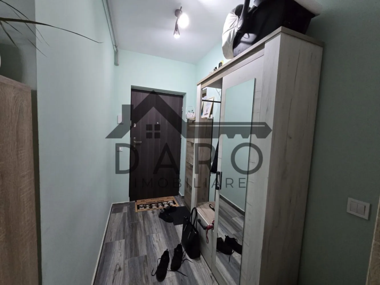 Studio de vanzare la Fomco, Green Rezidence, pe strada Livezeni. - 🏡 Studio modern de vânzare în Green Residence – Tudor, Târgu Mureș | 43 mp | Bloc nou 2022

Daro Imobiliare, prin Coman Maria, vă propune spre vânzare un studio modern și elegant, situat în ansamblul rezidențial Green Residence, pe strada Livezeni, una dintre cele mai apreciate și căutate zone rezidențiale din municipiul Târgu Mureș.

Locuința are o suprafață utilă de 43 mp și este amplasată la etajul 7 din 10 al unui imobil construit în anul 2022, beneficiind de o orientare sudică, ceea ce îi oferă lumină naturală pe tot parcursul zilei și un confort sporit indiferent de anotimp.

Apartamentul este compartimentat practic și eficient, fiind alcătuit din:
living spațios;
bucătărie;
hol;
baie.
Se vinde complet mobilat și utilat, exact cum se prezintă în fotografii, fiind pregătit pentru mutare imediată fără investiții suplimentare. Mobilierul și electrocasnicele sunt într-o stare foarte bună, apartamentul fiind ideal atât pentru locuință proprie, cât și pentru investiție în vederea închirierii.
Ansamblul Green Residence oferă un standard ridicat de confort și siguranță, iar blocul dispune de două lifturi moderne și încăpătoare, spații comune bine întreținute și acces facil către principalele puncte de interes ale orașului.

În imediata apropiere regăsim:
✔ supermarketuri și centre comerciale;
✔ farmacii;
✔ școli și grădinițe;
✔ stații pentru transportul în comun;
✔ restaurante și cafenele;
✔ acces rapid către centrul municipiului Târgu Mureș.

Separat, se poate achiziționa un loc de parcare exterior, amplasat lângă bloc, la prețul de 4.000 euro.

Această proprietate reprezintă o alegere excelentă pentru persoanele care își doresc un apartament modern, într-un bloc nou, dar și pentru investitorii care caută o proprietate cu potențial foarte bun de închiriere datorită poziției și facilităților oferite de complex.
💶 Preț: [completați prețul] Euro
📞 Pentru informații suplimentare și programarea unei vizionări:
Coman Maria – Consultant Imobiliar
Daro Imobiliare
☎️ 0749 535 729
💳 Aveți nevoie de finanțare? Beneficiați gratuit de consultanță pentru obținerea unui credit bancar prin Kiwi Finance, prin intermediul lui Coman Maria – Broker de Credite Autorizat, cu acces la ofertele mai multor bănci din România pentru identificarea celei mai avantajoase soluții de creditare. 🔑🏡