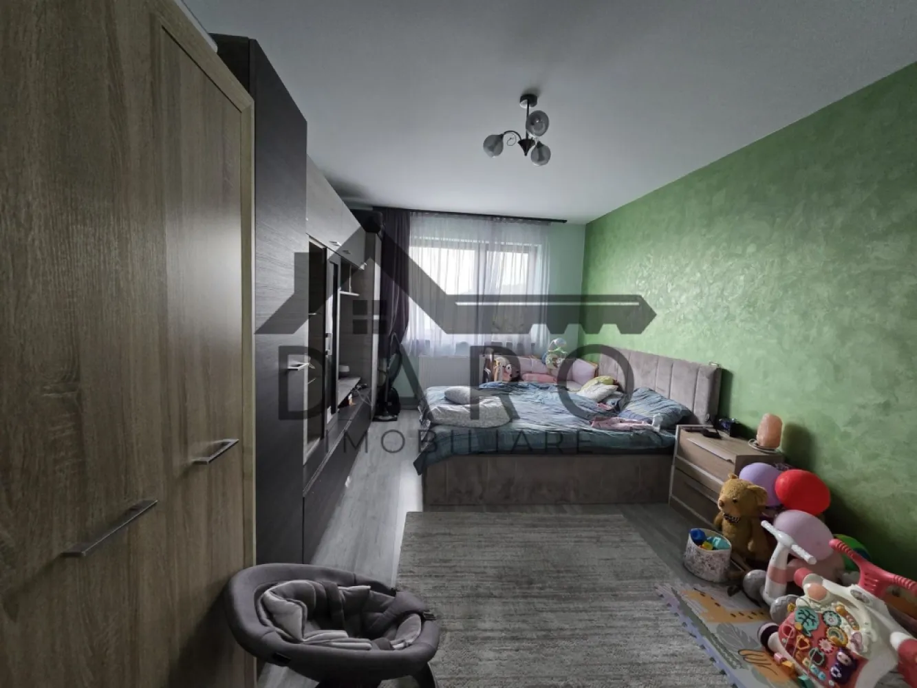 Studio de vanzare la Fomco, Green Rezidence, pe strada Livezeni. - 🏡 Studio modern de vânzare în Green Residence – Tudor, Târgu Mureș | 43 mp | Bloc nou 2022

Daro Imobiliare, prin Coman Maria, vă propune spre vânzare un studio modern și elegant, situat în ansamblul rezidențial Green Residence, pe strada Livezeni, una dintre cele mai apreciate și căutate zone rezidențiale din municipiul Târgu Mureș.

Locuința are o suprafață utilă de 43 mp și este amplasată la etajul 7 din 10 al unui imobil construit în anul 2022, beneficiind de o orientare sudică, ceea ce îi oferă lumină naturală pe tot parcursul zilei și un confort sporit indiferent de anotimp.

Apartamentul este compartimentat practic și eficient, fiind alcătuit din:
living spațios;
bucătărie;
hol;
baie.
Se vinde complet mobilat și utilat, exact cum se prezintă în fotografii, fiind pregătit pentru mutare imediată fără investiții suplimentare. Mobilierul și electrocasnicele sunt într-o stare foarte bună, apartamentul fiind ideal atât pentru locuință proprie, cât și pentru investiție în vederea închirierii.
Ansamblul Green Residence oferă un standard ridicat de confort și siguranță, iar blocul dispune de două lifturi moderne și încăpătoare, spații comune bine întreținute și acces facil către principalele puncte de interes ale orașului.

În imediata apropiere regăsim:
✔ supermarketuri și centre comerciale;
✔ farmacii;
✔ școli și grădinițe;
✔ stații pentru transportul în comun;
✔ restaurante și cafenele;
✔ acces rapid către centrul municipiului Târgu Mureș.

Separat, se poate achiziționa un loc de parcare exterior, amplasat lângă bloc, la prețul de 4.000 euro.

Această proprietate reprezintă o alegere excelentă pentru persoanele care își doresc un apartament modern, într-un bloc nou, dar și pentru investitorii care caută o proprietate cu potențial foarte bun de închiriere datorită poziției și facilităților oferite de complex.
💶 Preț: [completați prețul] Euro
📞 Pentru informații suplimentare și programarea unei vizionări:
Coman Maria – Consultant Imobiliar
Daro Imobiliare
☎️ 0749 535 729
💳 Aveți nevoie de finanțare? Beneficiați gratuit de consultanță pentru obținerea unui credit bancar prin Kiwi Finance, prin intermediul lui Coman Maria – Broker de Credite Autorizat, cu acces la ofertele mai multor bănci din România pentru identificarea celei mai avantajoase soluții de creditare. 🔑🏡