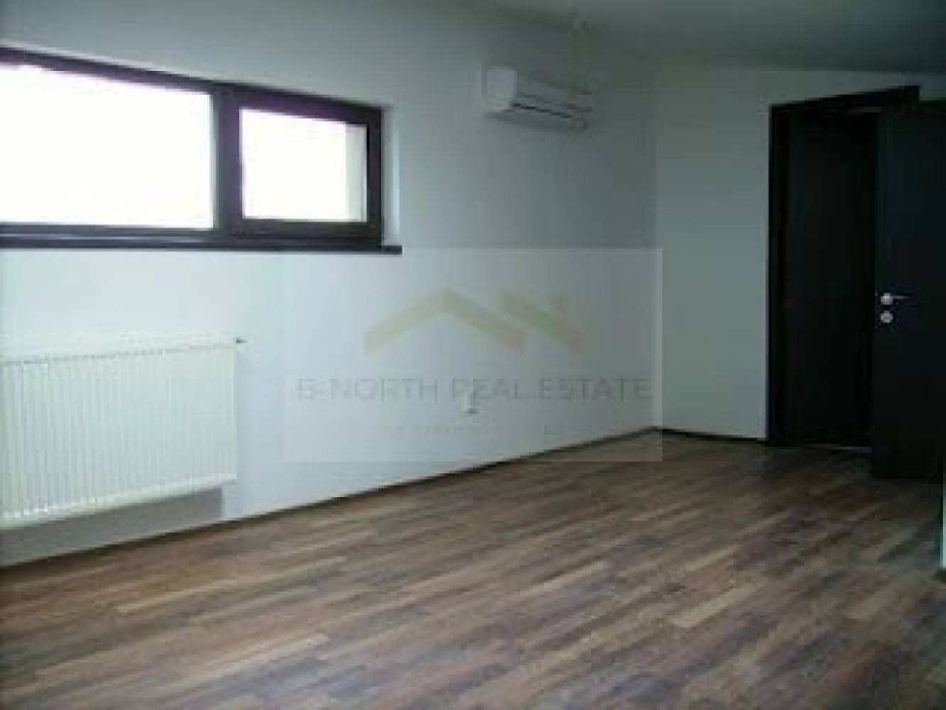 Vilă de închiriat | Pipera – Cortina North | Ideală pentru sediu sau locuinta - B-North Real Estate vă propune spre închiriere o vilă spațioasă situată în zona Pipera, în proximitatea Cortina North și Porsche România, într-o zonă exclusivistă cu acces rapid către centrele de business, școli internaționale și principalele puncte de interes din nordul Capitalei.
Proprietatea este construită în anul 2011 pe un teren de 361 mp, având o suprafață utilă de 260 mp și o compartimentare eficientă desfășurată pe parter, etaj și mansardă.

Caracteristici principale:

Vilă P+E+M
Suprafață utilă: 260 mp
Suprafață construită: 300 mp
Teren: 361 mp
Construcție 2011
Pereți din cărămidă Porotherm
Acoperiș Lindab
Izolație exterioară
Nemobilată
Bucătărie mobilată și utilată parțial

Compartimentare:

Parter:

Living generos de 45 mp
Bucătărie de 19 mp
Baie
Două terase

Etaj:

3 dormitoare spațioase
2 băi
2 balcoane

Mansardă:

Open-space de 32 mp
Baie / spălătorie

Dotări și beneficii:

Centrală termică proprie pe gaz
Aer condiționat în toate camerele
Jacuzzi
Mașină de spălat rufe
Ferestre PVC Rehau
Parchet laminat
Ușă metalică
Terase și balcoane
Spații generoase pentru depozitare

Exterior:

Curte amenajată
Grădină de aproximativ 100 mp
Sistem automat de irigații
Alei pavate
Iluminat exterior
Porți electrice
4 locuri de parcare în curte

Localizare:

Zona Pipera – Cortina North
Aproape de Porsche România
Acces rapid către Promenada Mall
Aproape de școli și grădinițe internaționale
Restaurante, supermarketuri și centre de business în proximitate
Conexiune rapidă către Pipera Plaza și zona de nord a Bucureștiului

Recomandată pentru:

Locuință de familie
Expatriați
Sediu firmă
Birouri de reprezentare
Activități profesionale

Preț și condiții:

Chirie: 1.400 euro/lună
Preț negociabil
Disponibilă imediat

Pentru informații suplimentare și programarea unei vizionări, contactați B-North Real Estate.