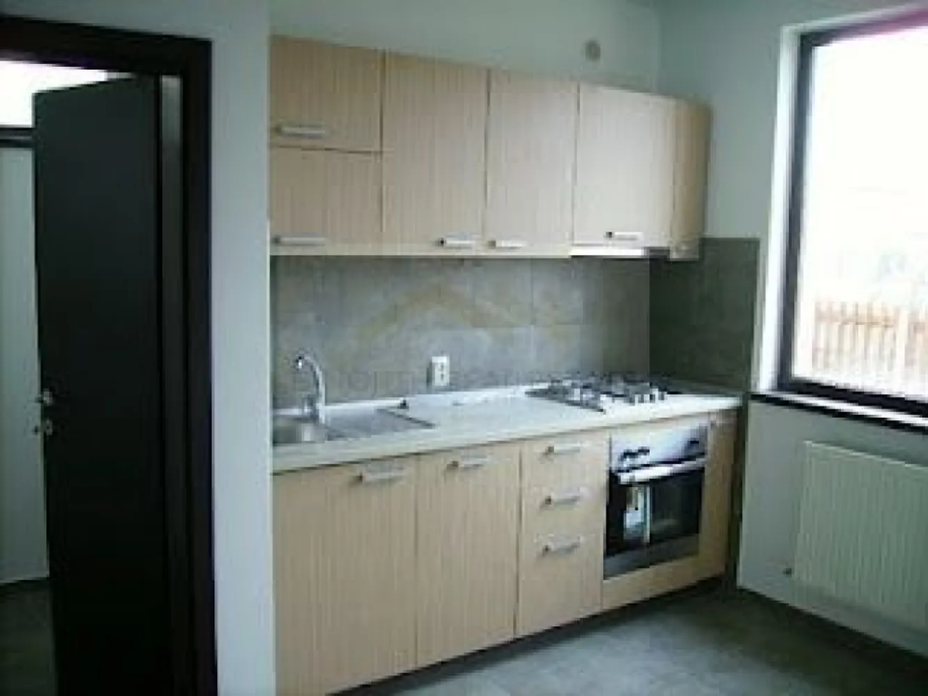 Vilă de închiriat | Pipera – Cortina North | Ideală pentru sediu sau locuinta - B-North Real Estate vă propune spre închiriere o vilă spațioasă situată în zona Pipera, în proximitatea Cortina North și Porsche România, într-o zonă exclusivistă cu acces rapid către centrele de business, școli internaționale și principalele puncte de interes din nordul Capitalei.
Proprietatea este construită în anul 2011 pe un teren de 361 mp, având o suprafață utilă de 260 mp și o compartimentare eficientă desfășurată pe parter, etaj și mansardă.

Caracteristici principale:

Vilă P+E+M
Suprafață utilă: 260 mp
Suprafață construită: 300 mp
Teren: 361 mp
Construcție 2011
Pereți din cărămidă Porotherm
Acoperiș Lindab
Izolație exterioară
Nemobilată
Bucătărie mobilată și utilată parțial

Compartimentare:

Parter:

Living generos de 45 mp
Bucătărie de 19 mp
Baie
Două terase

Etaj:

3 dormitoare spațioase
2 băi
2 balcoane

Mansardă:

Open-space de 32 mp
Baie / spălătorie

Dotări și beneficii:

Centrală termică proprie pe gaz
Aer condiționat în toate camerele
Jacuzzi
Mașină de spălat rufe
Ferestre PVC Rehau
Parchet laminat
Ușă metalică
Terase și balcoane
Spații generoase pentru depozitare

Exterior:

Curte amenajată
Grădină de aproximativ 100 mp
Sistem automat de irigații
Alei pavate
Iluminat exterior
Porți electrice
4 locuri de parcare în curte

Localizare:

Zona Pipera – Cortina North
Aproape de Porsche România
Acces rapid către Promenada Mall
Aproape de școli și grădinițe internaționale
Restaurante, supermarketuri și centre de business în proximitate
Conexiune rapidă către Pipera Plaza și zona de nord a Bucureștiului

Recomandată pentru:

Locuință de familie
Expatriați
Sediu firmă
Birouri de reprezentare
Activități profesionale

Preț și condiții:

Chirie: 1.400 euro/lună
Preț negociabil
Disponibilă imediat

Pentru informații suplimentare și programarea unei vizionări, contactați B-North Real Estate.