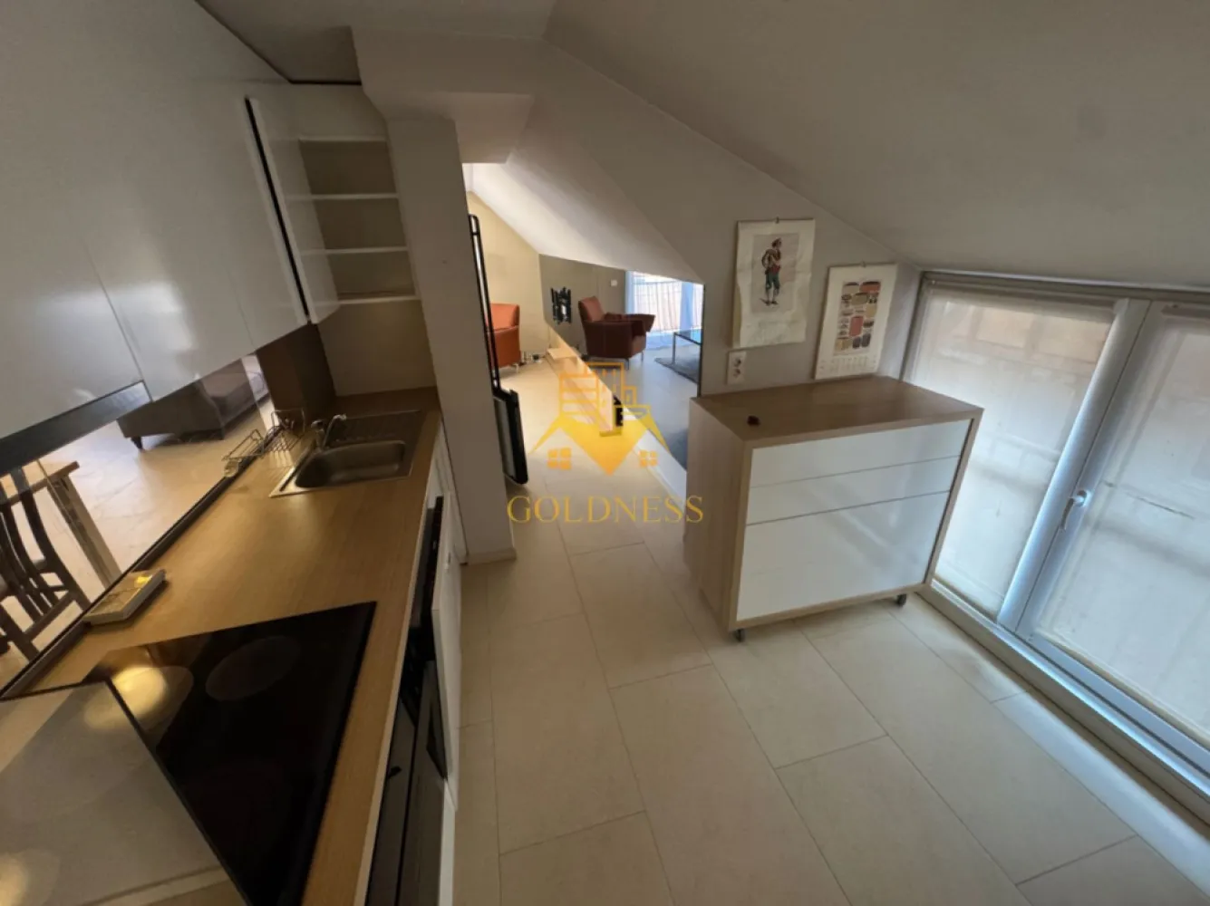 Penthouse, 3 camere, modern, parcare Manastur zona Campului, Mehedinti - GOLDNESS Imobiliare vă propune spre închiriere un apartament cu 3 camere complet mobilat și utilat, la etajul 2 într-un imobil de 2 etaje, în cartierul Manastur.
 
Apartamentul este compartimentat astfel:
 - dormitor cu pat matrimonial, dressing, noptiere

 - camera amenajata ca birou, spatiu pentru depozitare

 - living cu bucatarie open-space complet utilată, canapea extensibilă, loc de servit masa 

 - baie cu cada, calorifer port prosop inox și dulap pentru depozitare.

 - baie de serviciu 

 - 2 balcoane de 4 mp

Imobilul este dotat cu toate cele necesare- centrală proprie, mașină de spălat haine, frigider, plită electrică, hotă, etc. 
Se află în apropierea stațiilor de transport în comun, magazine, restaurante, spații verzi, farmacii, etc. 

Dispune de loc de parcare!

Dacă sunteți interesați de acest apartament și doriți să îl vizionați, dar și pentru alte oferte nu ezitați să ne contactați telefonic sau prin e-mail. Vă stăm la dispoziție!