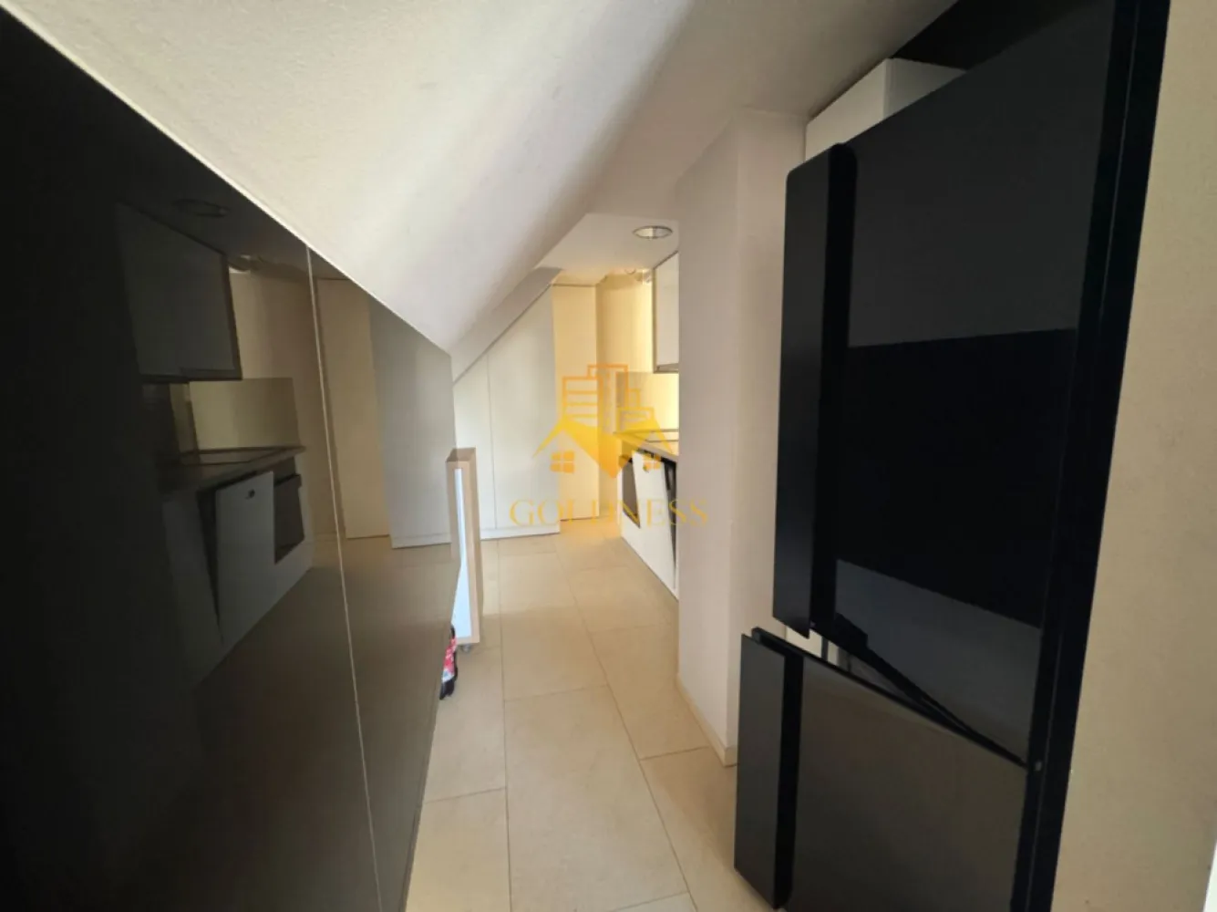 Penthouse, 3 camere, modern, parcare Manastur zona Campului, Mehedinti - GOLDNESS Imobiliare vă propune spre închiriere un apartament cu 3 camere complet mobilat și utilat, la etajul 2 într-un imobil de 2 etaje, în cartierul Manastur.
 
Apartamentul este compartimentat astfel:
 - dormitor cu pat matrimonial, dressing, noptiere

 - camera amenajata ca birou, spatiu pentru depozitare

 - living cu bucatarie open-space complet utilată, canapea extensibilă, loc de servit masa 

 - baie cu cada, calorifer port prosop inox și dulap pentru depozitare.

 - baie de serviciu 

 - 2 balcoane de 4 mp

Imobilul este dotat cu toate cele necesare- centrală proprie, mașină de spălat haine, frigider, plită electrică, hotă, etc. 
Se află în apropierea stațiilor de transport în comun, magazine, restaurante, spații verzi, farmacii, etc. 

Dispune de loc de parcare!

Dacă sunteți interesați de acest apartament și doriți să îl vizionați, dar și pentru alte oferte nu ezitați să ne contactați telefonic sau prin e-mail. Vă stăm la dispoziție!