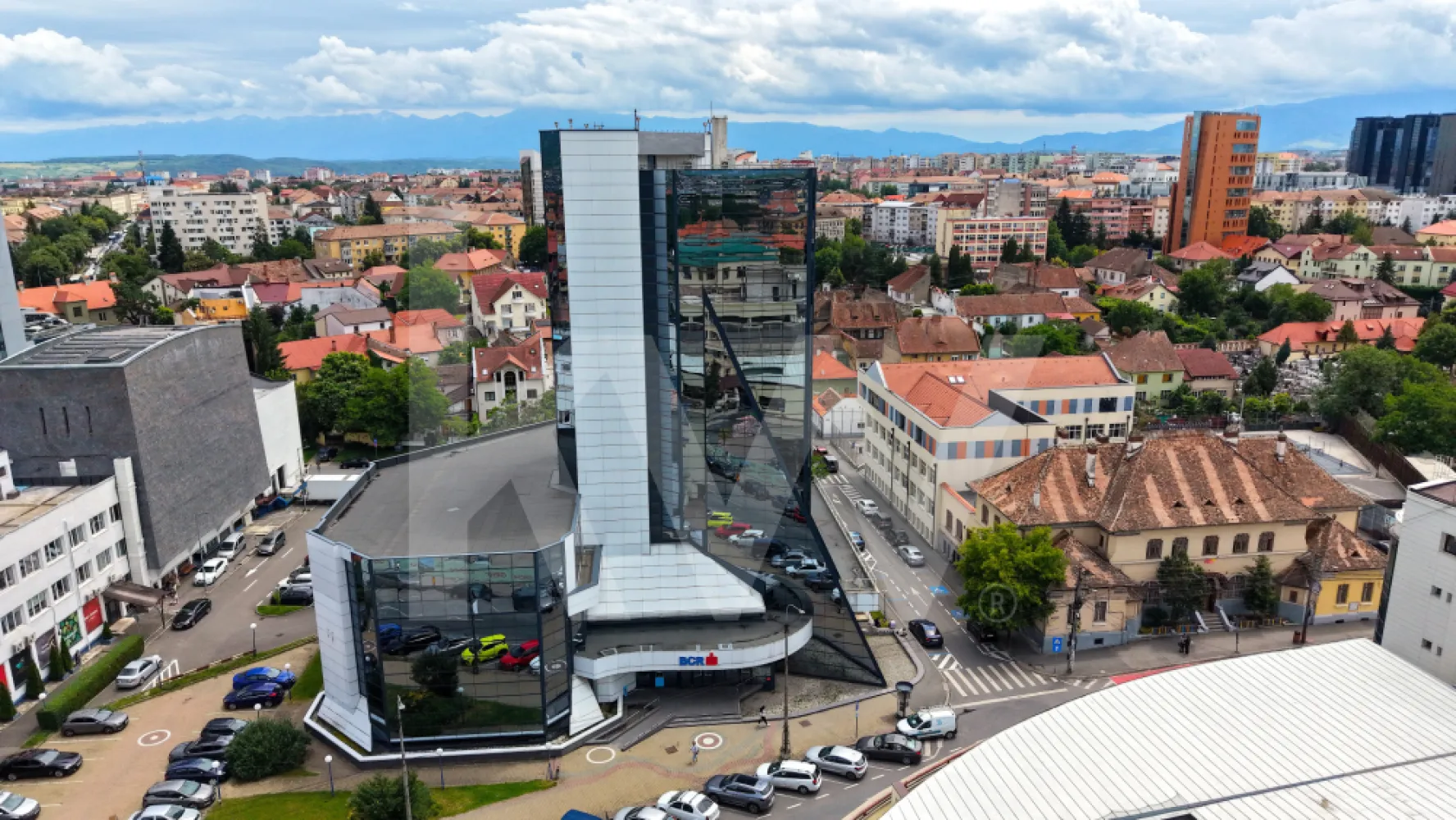 Birouri premium de închiriat | Clădire cu 6 etaje în centrul Sibiului - 
Clădire de birouri de închiriat în Centrul Sibiului
O oportunitate excelentă pentru companiile care își doresc un sediu reprezentativ într-una dintre cele mai bune locații din Sibiu.
Clădirea dispune de 6 etaje disponibile spre închiriere, fiecare nivel având aproximativ 250 mp. Spațiile sunt organizate în regim open-space, oferind flexibilitate maximă pentru amenajarea și compartimentarea birourilor în funcție de necesitățile fiecărui chiriaș.
Fiecare etaj beneficiază de grupuri sanitare proprii și bucătărie, iar liftul asigură acces rapid și confortabil către toate nivelurile clădirii.
 Aproximativ 250 mp pe nivel
 Spații open-space, configurabile după necesități
 Lift modern
 Bucătărie și grupuri sanitare la fiecare etaj
 Panoramă deosebită asupra orașului
 Locație ultracentrală
Proprietatea oferă flexibilitate atât pentru companiile care au nevoie de suprafețe mai mici, cât și pentru cele care doresc să ocupe mai multe niveluri.
Se poate închiria un singur etaj, mai multe etaje sau întreaga suprafață disponibilă, în funcție de necesitățile afacerii dumneavoastră.
Ideal pentru companii IT, centre de servicii, call-center, cabinete medicale, firme de consultanță, sedii administrative sau orice activitate care necesită un spațiu modern și bine poziționat