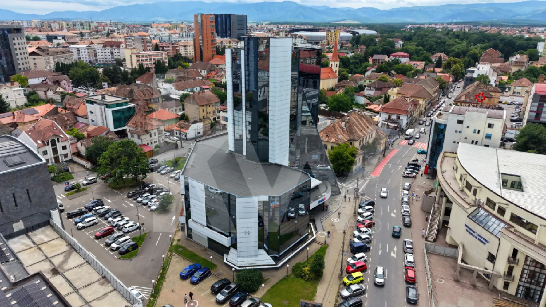 Birouri premium de închiriat | Clădire cu 6 etaje în centrul Sibiului - 
Clădire de birouri de închiriat în Centrul Sibiului
O oportunitate excelentă pentru companiile care își doresc un sediu reprezentativ într-una dintre cele mai bune locații din Sibiu.
Clădirea dispune de 6 etaje disponibile spre închiriere, fiecare nivel având aproximativ 250 mp. Spațiile sunt organizate în regim open-space, oferind flexibilitate maximă pentru amenajarea și compartimentarea birourilor în funcție de necesitățile fiecărui chiriaș.
Fiecare etaj beneficiază de grupuri sanitare proprii și bucătărie, iar liftul asigură acces rapid și confortabil către toate nivelurile clădirii.
 Aproximativ 250 mp pe nivel
 Spații open-space, configurabile după necesități
 Lift modern
 Bucătărie și grupuri sanitare la fiecare etaj
 Panoramă deosebită asupra orașului
 Locație ultracentrală
Proprietatea oferă flexibilitate atât pentru companiile care au nevoie de suprafețe mai mici, cât și pentru cele care doresc să ocupe mai multe niveluri.
Se poate închiria un singur etaj, mai multe etaje sau întreaga suprafață disponibilă, în funcție de necesitățile afacerii dumneavoastră.
Ideal pentru companii IT, centre de servicii, call-center, cabinete medicale, firme de consultanță, sedii administrative sau orice activitate care necesită un spațiu modern și bine poziționat