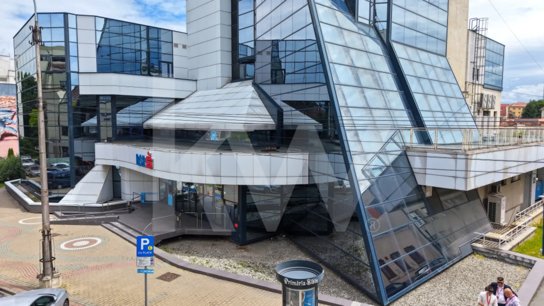 Birouri premium de închiriat | Clădire cu 6 etaje în centrul Sibiului - 
Clădire de birouri de închiriat în Centrul Sibiului
O oportunitate excelentă pentru companiile care își doresc un sediu reprezentativ într-una dintre cele mai bune locații din Sibiu.
Clădirea dispune de 6 etaje disponibile spre închiriere, fiecare nivel având aproximativ 250 mp. Spațiile sunt organizate în regim open-space, oferind flexibilitate maximă pentru amenajarea și compartimentarea birourilor în funcție de necesitățile fiecărui chiriaș.
Fiecare etaj beneficiază de grupuri sanitare proprii și bucătărie, iar liftul asigură acces rapid și confortabil către toate nivelurile clădirii.
 Aproximativ 250 mp pe nivel
 Spații open-space, configurabile după necesități
 Lift modern
 Bucătărie și grupuri sanitare la fiecare etaj
 Panoramă deosebită asupra orașului
 Locație ultracentrală
Proprietatea oferă flexibilitate atât pentru companiile care au nevoie de suprafețe mai mici, cât și pentru cele care doresc să ocupe mai multe niveluri.
Se poate închiria un singur etaj, mai multe etaje sau întreaga suprafață disponibilă, în funcție de necesitățile afacerii dumneavoastră.
Ideal pentru companii IT, centre de servicii, call-center, cabinete medicale, firme de consultanță, sedii administrative sau orice activitate care necesită un spațiu modern și bine poziționat