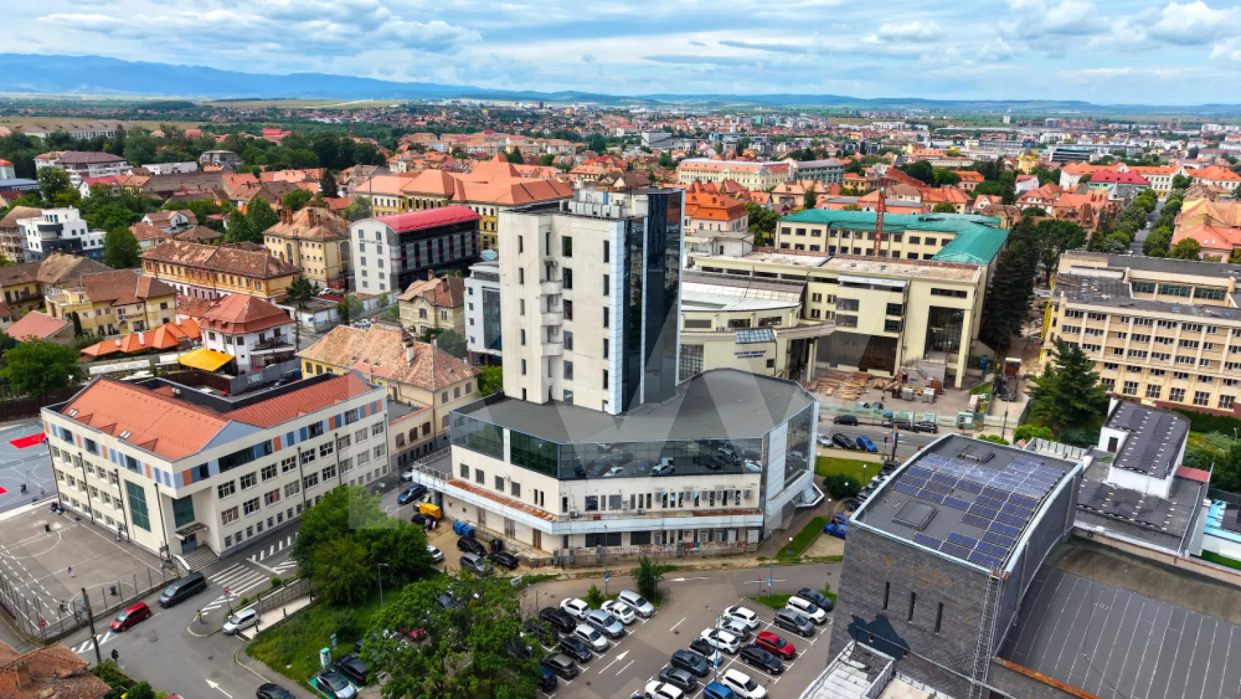 Birouri premium de închiriat | Clădire cu 6 etaje în centrul Sibiului - 
Clădire de birouri de închiriat în Centrul Sibiului
O oportunitate excelentă pentru companiile care își doresc un sediu reprezentativ într-una dintre cele mai bune locații din Sibiu.
Clădirea dispune de 6 etaje disponibile spre închiriere, fiecare nivel având aproximativ 250 mp. Spațiile sunt organizate în regim open-space, oferind flexibilitate maximă pentru amenajarea și compartimentarea birourilor în funcție de necesitățile fiecărui chiriaș.
Fiecare etaj beneficiază de grupuri sanitare proprii și bucătărie, iar liftul asigură acces rapid și confortabil către toate nivelurile clădirii.
 Aproximativ 250 mp pe nivel
 Spații open-space, configurabile după necesități
 Lift modern
 Bucătărie și grupuri sanitare la fiecare etaj
 Panoramă deosebită asupra orașului
 Locație ultracentrală
Proprietatea oferă flexibilitate atât pentru companiile care au nevoie de suprafețe mai mici, cât și pentru cele care doresc să ocupe mai multe niveluri.
Se poate închiria un singur etaj, mai multe etaje sau întreaga suprafață disponibilă, în funcție de necesitățile afacerii dumneavoastră.
Ideal pentru companii IT, centre de servicii, call-center, cabinete medicale, firme de consultanță, sedii administrative sau orice activitate care necesită un spațiu modern și bine poziționat