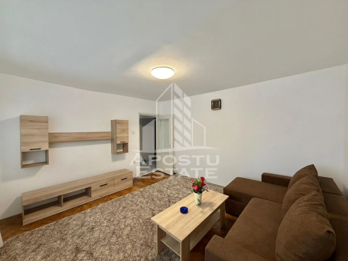 Apartament cu 3 camere de inchiriat, decomandat,zona Modern, Timisoara - Agentia imobiliara APOSTU ESTATE va propune spre inchiriere un apartament decomandat cu 3 camere, spatios si luminos, situat in zona Dorobantilor-Modern, o zona linistita si bine pozitionata din Timisoara, potrivit pentru cupluri sau familii care isi doresc o locuinta unde sa se simta confortabil si cu acces facil catre scoli, statii de autobuz, supermarketuri , magazine de zona, parcuri.

Suprafata utila: 70 mp
Compartimentare eficienta:
-Hol de acces generos
-Bucatarie complet mobilata si utilata, cu loc de luat masa
-Living luminos si spatios
-Dormitoare mobilate si utilate
-Baie prevazuta cu cada si geam la baie pentru ventilatie naturala
-Baie de serviciu

Confort si facilitati:
-Incalzirea apartamentului: colterm (calorifere)
-Apartamentul este complet mobilat si utilat

Localizare:
-Timis,Timisoara, zona Dorobantilor – Modern, proximitatea OMV, Profi, la cateva minute de Piata Badea Cartan, Scoala generala nr. 22

Ideal pentru:
-Familii
-Cupluri

Disponibilitate: imediata
Pret chirie lunara: 480 euro 
Programeaza o vizionare pentru a-ti putea imagina viitorul aici!
ID intern: CP3162336