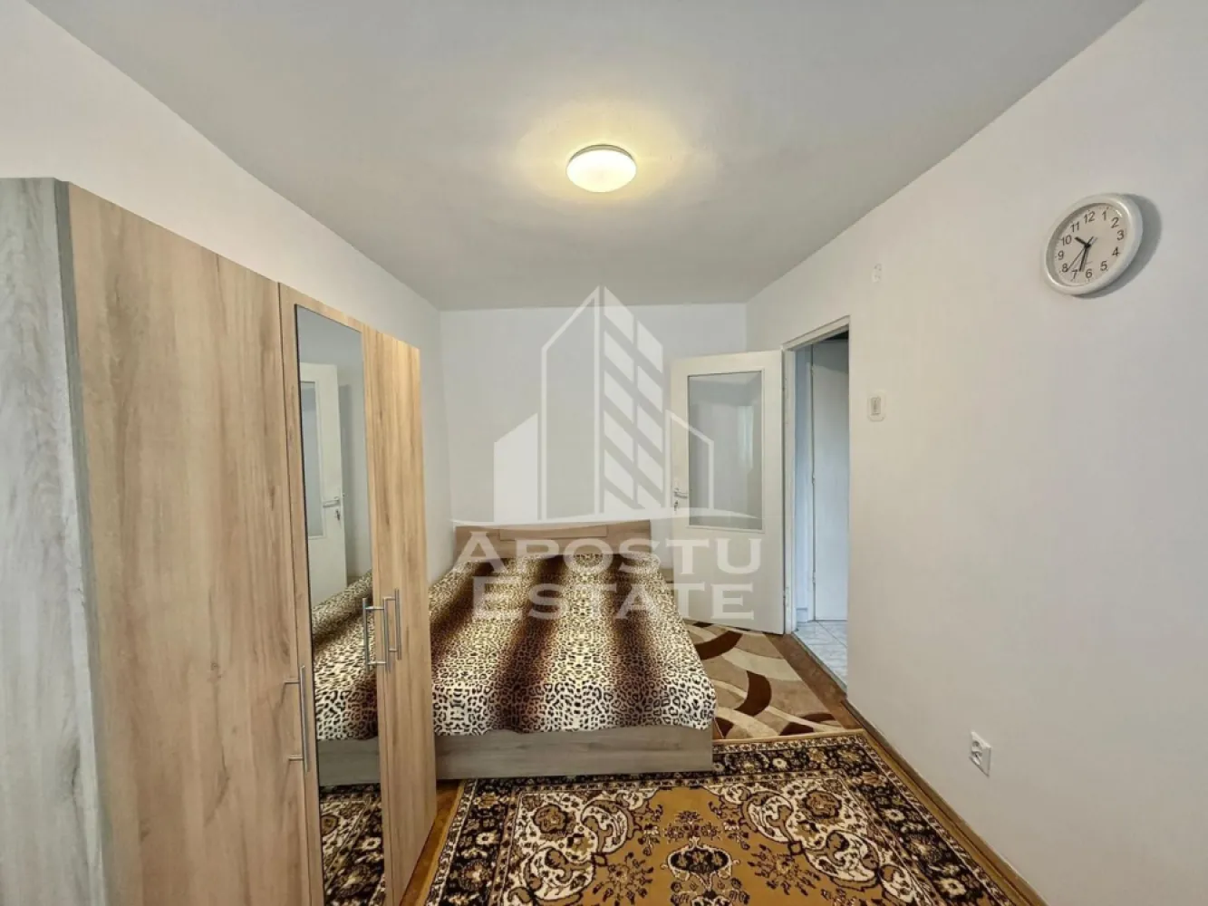 Apartament cu 3 camere de inchiriat, decomandat,zona Modern, Timisoara - Agentia imobiliara APOSTU ESTATE va propune spre inchiriere un apartament decomandat cu 3 camere, spatios si luminos, situat in zona Dorobantilor-Modern, o zona linistita si bine pozitionata din Timisoara, potrivit pentru cupluri sau familii care isi doresc o locuinta unde sa se simta confortabil si cu acces facil catre scoli, statii de autobuz, supermarketuri , magazine de zona, parcuri.

Suprafata utila: 70 mp
Compartimentare eficienta:
-Hol de acces generos
-Bucatarie complet mobilata si utilata, cu loc de luat masa
-Living luminos si spatios
-Dormitoare mobilate si utilate
-Baie prevazuta cu cada si geam la baie pentru ventilatie naturala
-Baie de serviciu

Confort si facilitati:
-Incalzirea apartamentului: colterm (calorifere)
-Apartamentul este complet mobilat si utilat

Localizare:
-Timis,Timisoara, zona Dorobantilor – Modern, proximitatea OMV, Profi, la cateva minute de Piata Badea Cartan, Scoala generala nr. 22

Ideal pentru:
-Familii
-Cupluri

Disponibilitate: imediata
Pret chirie lunara: 480 euro 
Programeaza o vizionare pentru a-ti putea imagina viitorul aici!
ID intern: CP3162336