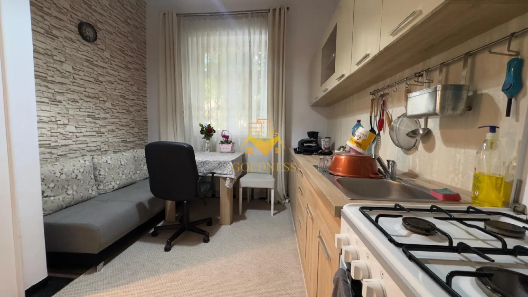 Apartament Decomandat, Ultracentral, Baritiu, Opera Maghiara, UTCN,UMF - GOLDNESS Imobiliare vă propune spre închiriere un apartament decomandat cu 1 camere complet mobilat și utilat, la etajul 1 într-un imobil de 3 etaje, în zona Ultracentrală, în apropierea Operei Maghiare și a străzii Barițiu.
Apartamentul are o suprafață de 50 mp și este compartimentat astfel:

 * Dormitor: pat matrimonial, dressing, comodă TV, televizor și birou.

 * Bucătărie: aragaz, hotă, frigider, masă dining și canapea.

 * Baie: cadă de duș.

 * Hol și spațiu de depozitare.

 * Imobilul dispune de centrală proprie și oferă acces la o curte comună.

Se află în apropierea stațiilor de transport în comun, magazine, restaurante, spații verzi, farmacii, etc.

Dacă sunteți interesați de acest apartament și doriți să îl vizionați, dar și pentru alte oferte nu ezitați să ne contactați telefonic sau prin e-mail. Vă stăm la dispoziție!
Pentru intermediere se percepe un comision de 50% din prețul chiriei.