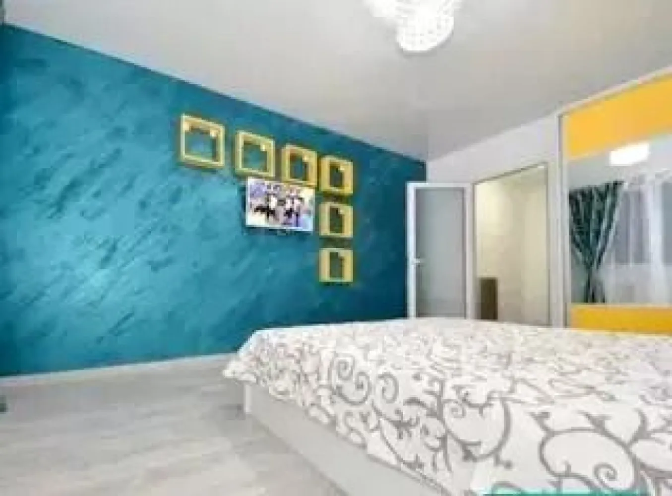 De vanzare garsoniera A-uri Tiglina 1, et. 1, 42.500 euro - MAG Invest vă propune spre vânzare o garsonieră situată la etajul 1 al unui imobil cu 4 niveluri, amplasat stradal, într-una dintre cele mai căutate zone ale orașului – Țiglina 1, zona A-uri.
Proprietatea beneficiază de o poziționare excelentă, într-un bloc fără risc seismic, cu acces facil atât din Strada Brăilei, cât și din parcarea aferentă imobilului. Datorită amplasării și compartimentării eficiente, garsoniera este potrivită atât pentru locuit, cât și pentru desfășurarea unei activități de birou sau pentru investiție în vederea închirierii pe termen lung ori în regim hotelier.
Un avantaj important îl reprezintă proximitatea față de Tribunalul Galați, ceea ce face proprietatea atractivă pentru avocați, notari, executori, consultanți sau alte profesii liberale. Primele două niveluri ale clădirii sunt ocupate în mare parte de birouri și sedii de firme, conferind zonei un caracter profesional și dinamic.
Garsoniera dispune de:
branșament individual la gaz;
aer condiționat;
tâmplărie PVC cu geam termopan;
gresie, faianță și parchet;
ușă metalică.
Locuința se vinde complet mobilată și utilată, exact cum este prezentată în fotografii, fiind pregătită pentru utilizare imediată.
Preț de vânzare: 42.500 euro
Pentru informații suplimentare și programarea unei vizionări:
MAG Invest – Marilena
 0741.030.291