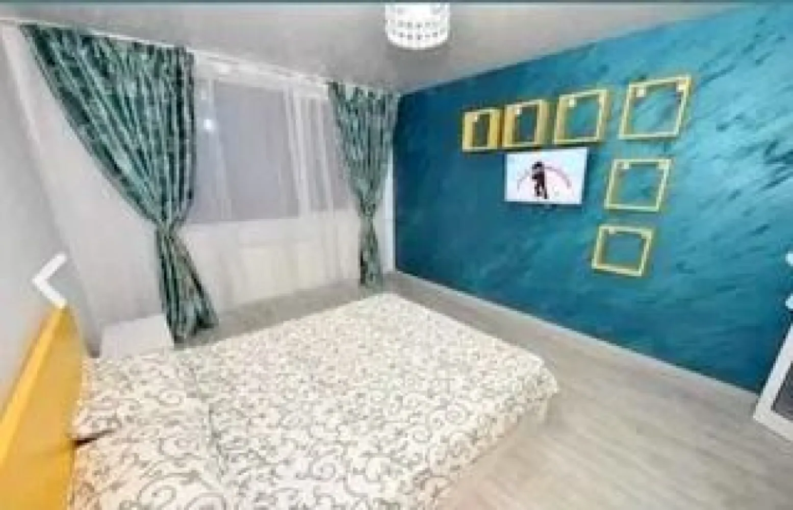 De vanzare garsoniera A-uri Tiglina 1, et. 1, 42.500 euro - MAG Invest vă propune spre vânzare o garsonieră situată la etajul 1 al unui imobil cu 4 niveluri, amplasat stradal, într-una dintre cele mai căutate zone ale orașului – Țiglina 1, zona A-uri.
Proprietatea beneficiază de o poziționare excelentă, într-un bloc fără risc seismic, cu acces facil atât din Strada Brăilei, cât și din parcarea aferentă imobilului. Datorită amplasării și compartimentării eficiente, garsoniera este potrivită atât pentru locuit, cât și pentru desfășurarea unei activități de birou sau pentru investiție în vederea închirierii pe termen lung ori în regim hotelier.
Un avantaj important îl reprezintă proximitatea față de Tribunalul Galați, ceea ce face proprietatea atractivă pentru avocați, notari, executori, consultanți sau alte profesii liberale. Primele două niveluri ale clădirii sunt ocupate în mare parte de birouri și sedii de firme, conferind zonei un caracter profesional și dinamic.
Garsoniera dispune de:
branșament individual la gaz;
aer condiționat;
tâmplărie PVC cu geam termopan;
gresie, faianță și parchet;
ușă metalică.
Locuința se vinde complet mobilată și utilată, exact cum este prezentată în fotografii, fiind pregătită pentru utilizare imediată.
Preț de vânzare: 42.500 euro
Pentru informații suplimentare și programarea unei vizionări:
MAG Invest – Marilena
 0741.030.291