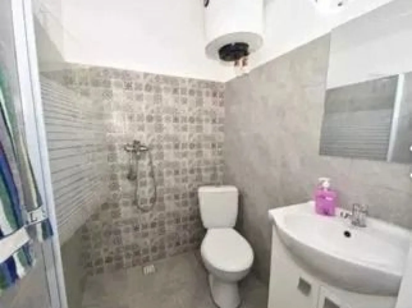 De vanzare garsoniera A-uri Tiglina 1, et. 1, 42.500 euro - MAG Invest vă propune spre vânzare o garsonieră situată la etajul 1 al unui imobil cu 4 niveluri, amplasat stradal, într-una dintre cele mai căutate zone ale orașului – Țiglina 1, zona A-uri.
Proprietatea beneficiază de o poziționare excelentă, într-un bloc fără risc seismic, cu acces facil atât din Strada Brăilei, cât și din parcarea aferentă imobilului. Datorită amplasării și compartimentării eficiente, garsoniera este potrivită atât pentru locuit, cât și pentru desfășurarea unei activități de birou sau pentru investiție în vederea închirierii pe termen lung ori în regim hotelier.
Un avantaj important îl reprezintă proximitatea față de Tribunalul Galați, ceea ce face proprietatea atractivă pentru avocați, notari, executori, consultanți sau alte profesii liberale. Primele două niveluri ale clădirii sunt ocupate în mare parte de birouri și sedii de firme, conferind zonei un caracter profesional și dinamic.
Garsoniera dispune de:
branșament individual la gaz;
aer condiționat;
tâmplărie PVC cu geam termopan;
gresie, faianță și parchet;
ușă metalică.
Locuința se vinde complet mobilată și utilată, exact cum este prezentată în fotografii, fiind pregătită pentru utilizare imediată.
Preț de vânzare: 42.500 euro
Pentru informații suplimentare și programarea unei vizionări:
MAG Invest – Marilena
 0741.030.291