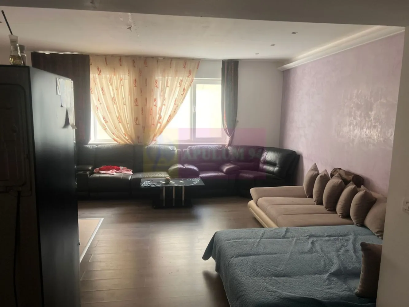 Apartament 2 camere spatios, mobilat, la Rin Grand Residence - Agentia Imobiliara Apulum 94, va propune spre vanzare
Apartament 2 camere, decomandat, situat in Bucuresti, zona Vitan-Barzesti, Rin Grand Hotel, intr-un imobil tip, construit in anul 2008, la etajul 8 din 15, ideal pt locuit sau investitie.

Detalii principale, suprafata utila 64,18 mp (spatiu generos, peste media zonei), compartimentare eficienta, living open space, dormitor, baie, fara balcon
Avantaje, mobilat pe comanda, cu electrocasnice, luminos si aerisit orientare spre sud
Apartamentul beneficiaza de lumina naturala pe tot parcursul zilei si sistem centralizat de climatizare.

Complexul dispune de parcare supraterana, unde se poate inchiria loc de parcare prin abonament lunar sau anual

Localizare, Rin Grande Residence, vis a vis de Parcul Natural Vacaresti, acces facil catre sos. Vitan - Barzesti, mijloace de transport in comun autobuzele 102, 243, 123, 223 si N111, statiile de metrou Piata Sudului, Dristor si Mihai Bravu, centre comerciale si de interes, Vitantis Shopping Center, Supermarketul La Cocos, Brico Depot. Aproape de Universitatea Titu Maiorescu, Nicolae Titulescu si Colegiul Tehnic Mihai Bravu.

De ce merita, apartamentele de acest tip, amenajate premium, sunt rare in complex, suprafata mare pt 2 camere, potential excelent pt investitie, inchiriere

Pret 89.000 euro, negociabil