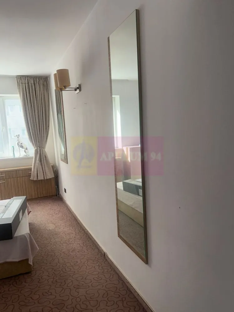 Apartament 2 camere spatios, mobilat, la Rin Grand Residence - Agentia Imobiliara Apulum 94, va propune spre vanzare
Apartament 2 camere, decomandat, situat in Bucuresti, zona Vitan-Barzesti, Rin Grand Hotel, intr-un imobil tip, construit in anul 2008, la etajul 8 din 15, ideal pt locuit sau investitie.

Detalii principale, suprafata utila 64,18 mp (spatiu generos, peste media zonei), compartimentare eficienta, living open space, dormitor, baie, fara balcon
Avantaje, mobilat pe comanda, cu electrocasnice, luminos si aerisit orientare spre sud
Apartamentul beneficiaza de lumina naturala pe tot parcursul zilei si sistem centralizat de climatizare.

Complexul dispune de parcare supraterana, unde se poate inchiria loc de parcare prin abonament lunar sau anual

Localizare, Rin Grande Residence, vis a vis de Parcul Natural Vacaresti, acces facil catre sos. Vitan - Barzesti, mijloace de transport in comun autobuzele 102, 243, 123, 223 si N111, statiile de metrou Piata Sudului, Dristor si Mihai Bravu, centre comerciale si de interes, Vitantis Shopping Center, Supermarketul La Cocos, Brico Depot. Aproape de Universitatea Titu Maiorescu, Nicolae Titulescu si Colegiul Tehnic Mihai Bravu.

De ce merita, apartamentele de acest tip, amenajate premium, sunt rare in complex, suprafata mare pt 2 camere, potential excelent pt investitie, inchiriere

Pret 89.000 euro, negociabil