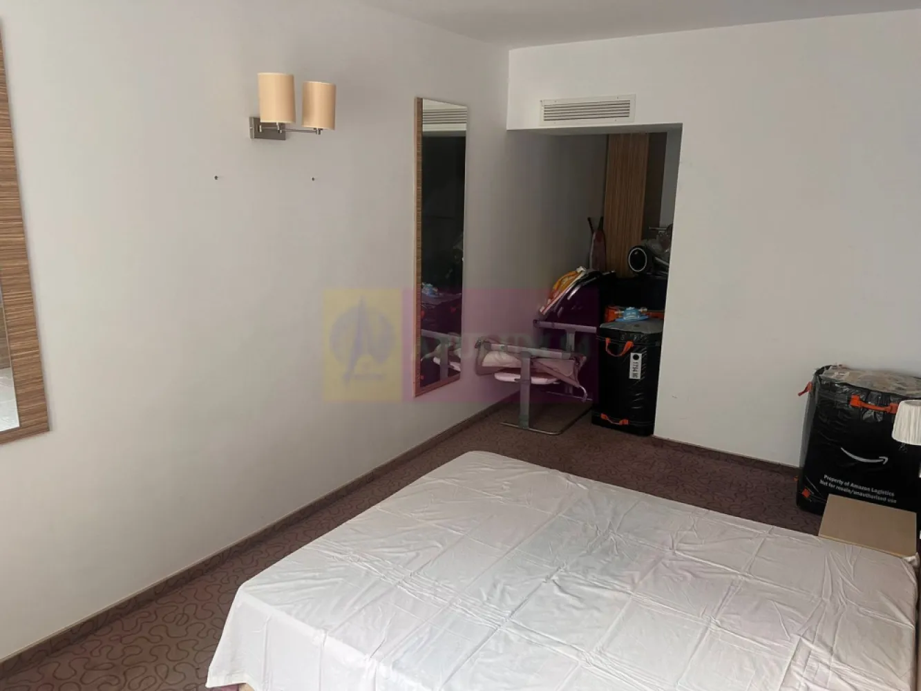 Apartament 2 camere spatios, mobilat, la Rin Grand Residence - Agentia Imobiliara Apulum 94, va propune spre vanzare
Apartament 2 camere, decomandat, situat in Bucuresti, zona Vitan-Barzesti, Rin Grand Hotel, intr-un imobil tip, construit in anul 2008, la etajul 8 din 15, ideal pt locuit sau investitie.

Detalii principale, suprafata utila 64,18 mp (spatiu generos, peste media zonei), compartimentare eficienta, living open space, dormitor, baie, fara balcon
Avantaje, mobilat pe comanda, cu electrocasnice, luminos si aerisit orientare spre sud
Apartamentul beneficiaza de lumina naturala pe tot parcursul zilei si sistem centralizat de climatizare.

Complexul dispune de parcare supraterana, unde se poate inchiria loc de parcare prin abonament lunar sau anual

Localizare, Rin Grande Residence, vis a vis de Parcul Natural Vacaresti, acces facil catre sos. Vitan - Barzesti, mijloace de transport in comun autobuzele 102, 243, 123, 223 si N111, statiile de metrou Piata Sudului, Dristor si Mihai Bravu, centre comerciale si de interes, Vitantis Shopping Center, Supermarketul La Cocos, Brico Depot. Aproape de Universitatea Titu Maiorescu, Nicolae Titulescu si Colegiul Tehnic Mihai Bravu.

De ce merita, apartamentele de acest tip, amenajate premium, sunt rare in complex, suprafata mare pt 2 camere, potential excelent pt investitie, inchiriere

Pret 89.000 euro, negociabil