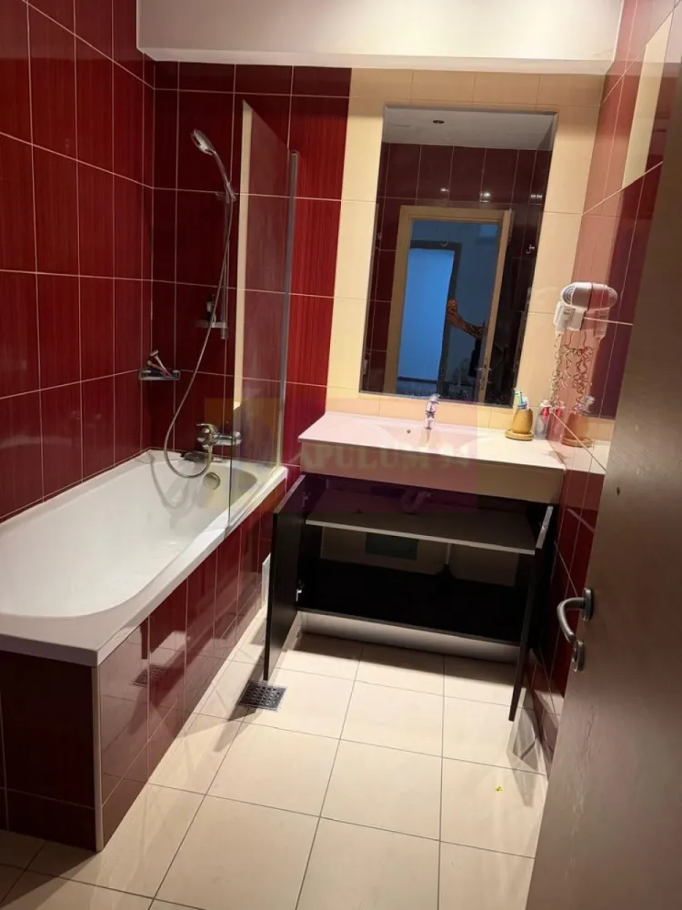 Apartament 2 camere spatios, mobilat, la Rin Grand Residence - Agentia Imobiliara Apulum 94, va propune spre vanzare
Apartament 2 camere, decomandat, situat in Bucuresti, zona Vitan-Barzesti, Rin Grand Hotel, intr-un imobil tip, construit in anul 2008, la etajul 8 din 15, ideal pt locuit sau investitie.

Detalii principale, suprafata utila 64,18 mp (spatiu generos, peste media zonei), compartimentare eficienta, living open space, dormitor, baie, fara balcon
Avantaje, mobilat pe comanda, cu electrocasnice, luminos si aerisit orientare spre sud
Apartamentul beneficiaza de lumina naturala pe tot parcursul zilei si sistem centralizat de climatizare.

Complexul dispune de parcare supraterana, unde se poate inchiria loc de parcare prin abonament lunar sau anual

Localizare, Rin Grande Residence, vis a vis de Parcul Natural Vacaresti, acces facil catre sos. Vitan - Barzesti, mijloace de transport in comun autobuzele 102, 243, 123, 223 si N111, statiile de metrou Piata Sudului, Dristor si Mihai Bravu, centre comerciale si de interes, Vitantis Shopping Center, Supermarketul La Cocos, Brico Depot. Aproape de Universitatea Titu Maiorescu, Nicolae Titulescu si Colegiul Tehnic Mihai Bravu.

De ce merita, apartamentele de acest tip, amenajate premium, sunt rare in complex, suprafata mare pt 2 camere, potential excelent pt investitie, inchiriere

Pret 89.000 euro, negociabil