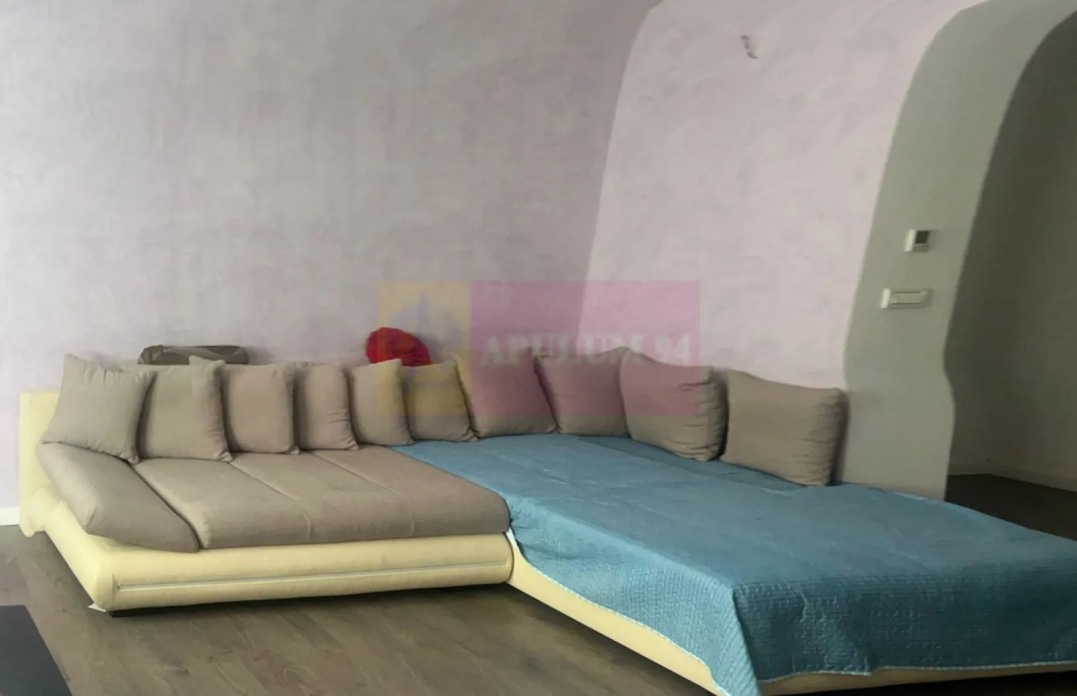 Apartament 2 camere spatios, mobilat, la Rin Grand Residence - Agentia Imobiliara Apulum 94, va propune spre vanzare
Apartament 2 camere, decomandat, situat in Bucuresti, zona Vitan-Barzesti, Rin Grand Hotel, intr-un imobil tip, construit in anul 2008, la etajul 8 din 15, ideal pt locuit sau investitie.

Detalii principale, suprafata utila 64,18 mp (spatiu generos, peste media zonei), compartimentare eficienta, living open space, dormitor, baie, fara balcon
Avantaje, mobilat pe comanda, cu electrocasnice, luminos si aerisit orientare spre sud
Apartamentul beneficiaza de lumina naturala pe tot parcursul zilei si sistem centralizat de climatizare.

Complexul dispune de parcare supraterana, unde se poate inchiria loc de parcare prin abonament lunar sau anual

Localizare, Rin Grande Residence, vis a vis de Parcul Natural Vacaresti, acces facil catre sos. Vitan - Barzesti, mijloace de transport in comun autobuzele 102, 243, 123, 223 si N111, statiile de metrou Piata Sudului, Dristor si Mihai Bravu, centre comerciale si de interes, Vitantis Shopping Center, Supermarketul La Cocos, Brico Depot. Aproape de Universitatea Titu Maiorescu, Nicolae Titulescu si Colegiul Tehnic Mihai Bravu.

De ce merita, apartamentele de acest tip, amenajate premium, sunt rare in complex, suprafata mare pt 2 camere, potential excelent pt investitie, inchiriere

Pret 89.000 euro, negociabil