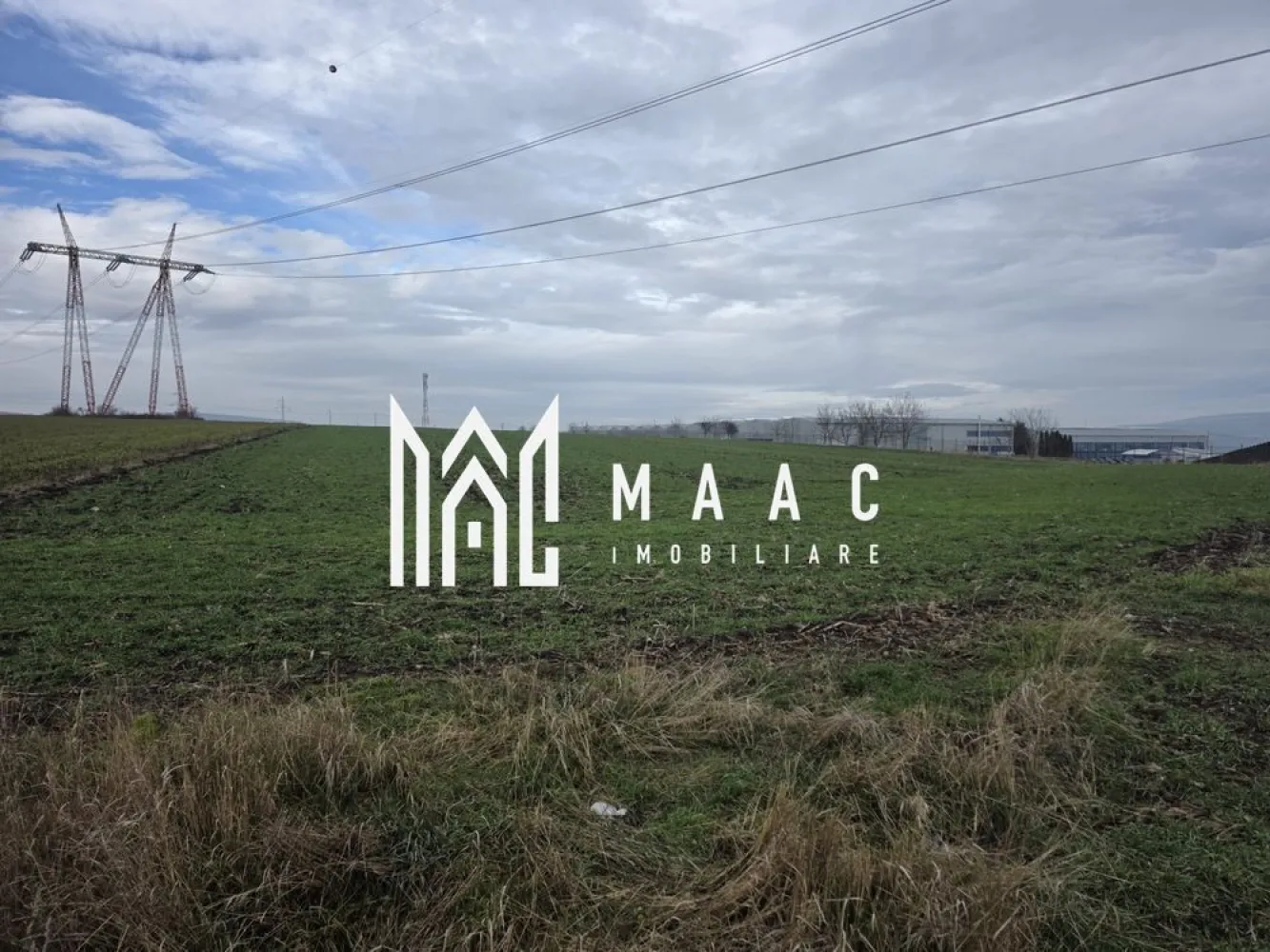 Teren intravilan | 29.300MP | Miercurea Sibiului - MAAC Imobiliare vă prezintă spre vanzare un teren intravilan generos situat în Miercurea Sibiului – o locație cu potențial de dezvoltare accelerată. Localizare Proprietatea se află în imediata apropierea stației Rompetrol, oferind acces direct la drumul principal și expunere maximă către un flux mare de trafic. Zona este în plină expansiune atât rezidențială, cât și comercială, iar conexiunile rapide către DN1 și Autostrada A1 cresc considerabil atractivitatea investițională. Caracteristici principale ale terenului Suprafață totală: 29.300 mp Categorie: Teren intravilan Deschidere generoasă la drumul principal Toate utilitățile disponibile în zonă (gaz, apă, curent, canalizare) Acesta este un teren disponibil într-o zonă cu dinamism economic, ceea ce îl transformă într-o investiție sigură, cu potențial ridicat de valorificare pe termen lung. Pretabil pentru hale, depozite, spații logistice. Pentru detalii suplimentare și programarea unei vizionări, vă rugăm să ne contactați și să menționați ID: CP2851605 }}