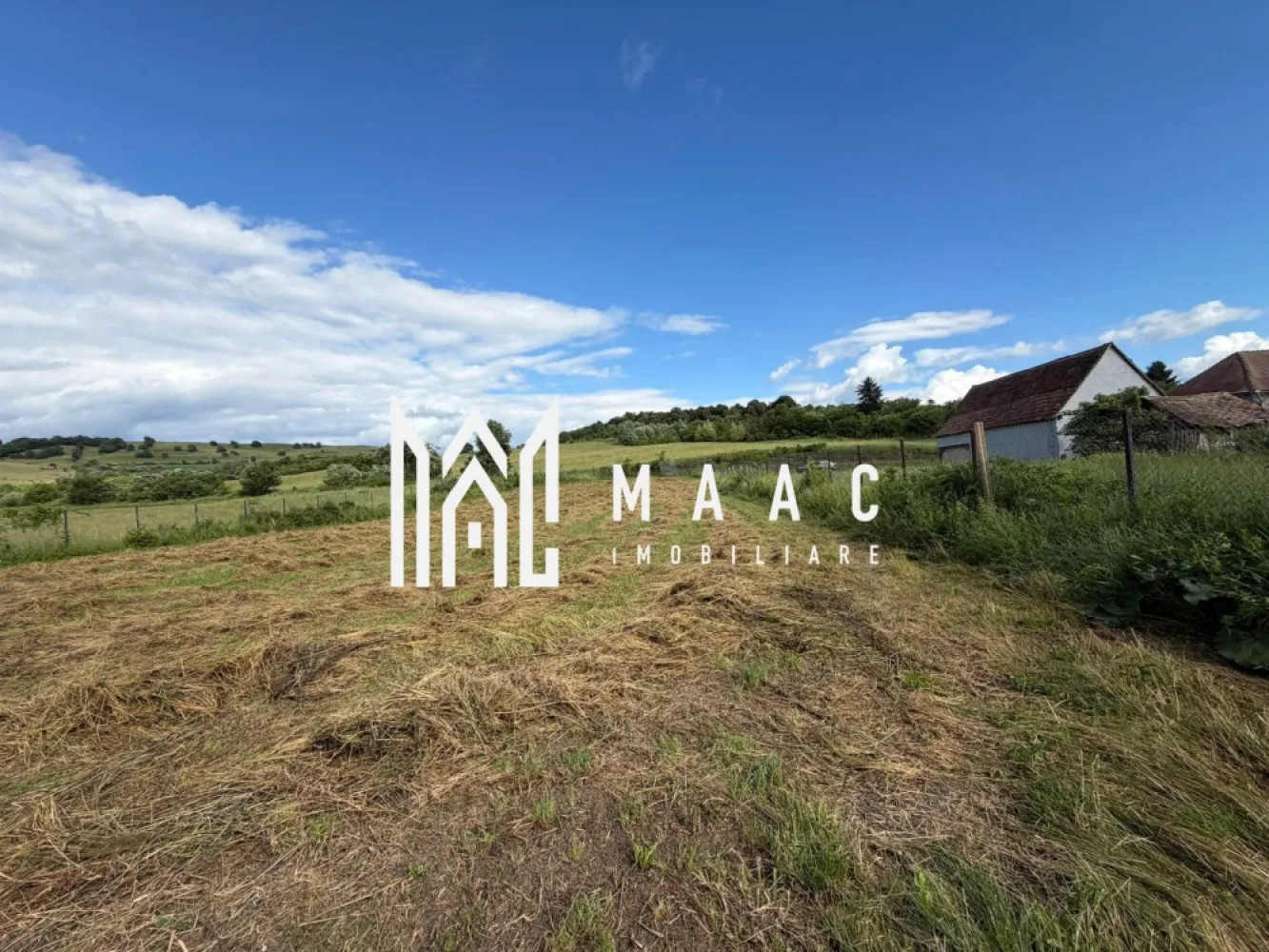 Teren intravilan 1750 mp | Hamba, Sibiu | utilități pe teren - Teren intravilan de 1.750 mp în Hamba, Sibiu, potrivit pentru construcția unei locuințe individuale sau pentru un proiect pe termen mediu și lung. Utilitățile sunt pe teren, iar amplasarea oferă accesibilitate către oraș.

Detalii proprietate:
• Suprafață teren: 1.750 mp
• Clasificare: intravilan
• Destinație: construcții
• Deschidere: 24 ml
• Adâncime: 30 ml
• Formă optimă pentru edificarea unei construcții moderne

Context amplasare:
• Zonă liniștită, ideală pentru locuire
• Zonă în plină dezvoltare, cu perspective reale de creștere a valorii
• Beneficiază de ieșire directă la râu, un avantaj important pentru confort și ambient
• Poziționare în localitatea Hamba, cu acces facil către Sibiu

Pentru informații suplimentare și stabilirea unei vizionări, contactați echipa MAAC Imobiliare și menționați codul CP3171200.