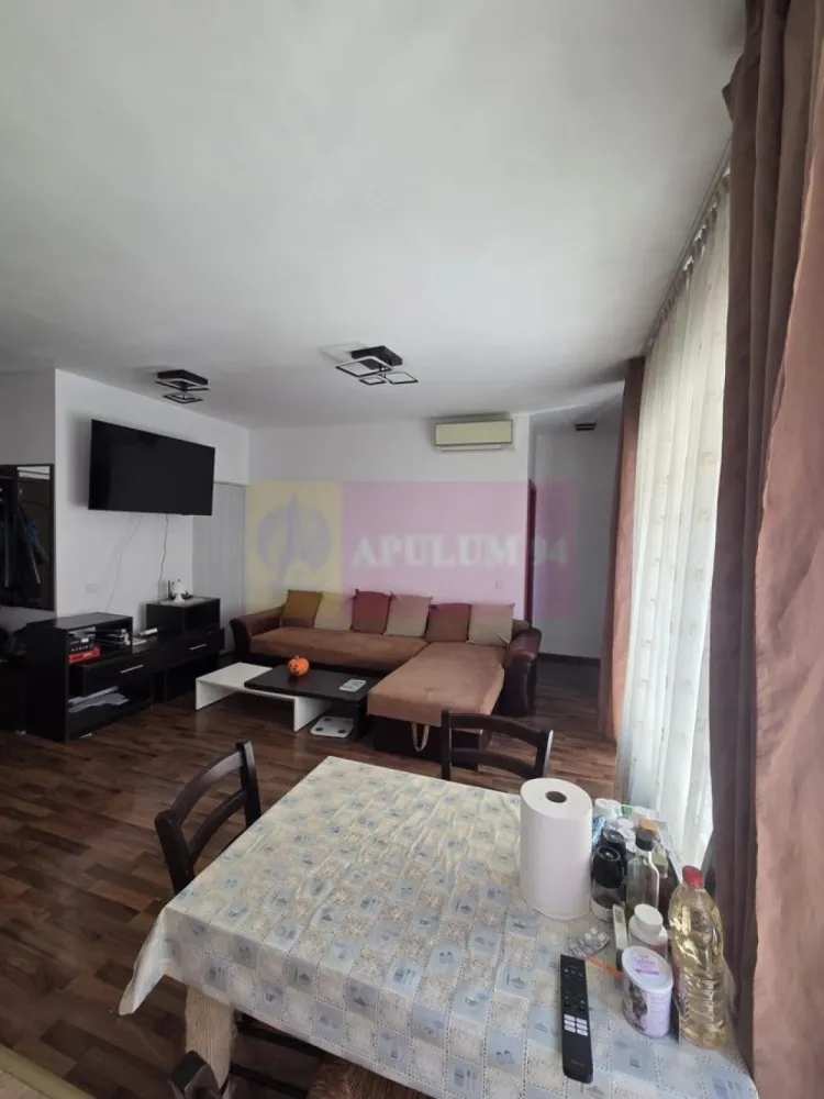 Rasarit de Soare, Auchan Titan, apartament 3 camere - Agentia Imobiliara Apulum 94, va propune spre vanzare
Apartament 3 camere decomandat, situat in zona Titan – Auchan, cu suprafata utila de 70 mp, la etajul 5 al unui bloc construit in anul 2009. Apartamentul este foarte bine compartimentat, luminos si confortabil, potrivit atat pentru locuit, cat si pentru investitie.

Locuinta se vinde complet mobilata si utilata, fiind gata pentru mutare imediata. Dispune de living spatios, doua dormitoare, bucatarie separata, baie, spatu de depozitare si balcon. Apartamentul este ingrijit si ofera un ambient placut si practic pentru o familie.

Zona este una foarte apreciata, cu acces rapid catre Auchan Titan, supermarketuri, farmacii, scoli, gradinite, restaurante si mijloace de transport in comun. Statia de metrou se afla la aproximativ 15 minute de mers pe jos, iar accesul catre principalele artere ale orasului este facil.

Detalii:

* 3 camere
* Decomandat
* 70 mp
* Etaj 5
* Bloc construit in anul 2009
* Mobilat si utilat
* Balcon
* Zona linistita si bine conectata

Pret: 148.000 euro - negociabil.