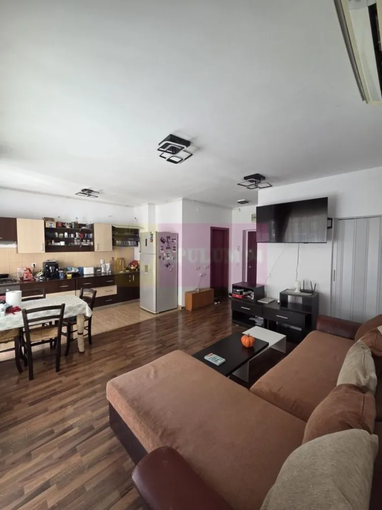 Rasarit de Soare, Auchan Titan, apartament 3 camere - Agentia Imobiliara Apulum 94, va propune spre vanzare
Apartament 3 camere decomandat, situat in zona Titan – Auchan, cu suprafata utila de 70 mp, la etajul 5 al unui bloc construit in anul 2009. Apartamentul este foarte bine compartimentat, luminos si confortabil, potrivit atat pentru locuit, cat si pentru investitie.

Locuinta se vinde complet mobilata si utilata, fiind gata pentru mutare imediata. Dispune de living spatios, doua dormitoare, bucatarie separata, baie, spatu de depozitare si balcon. Apartamentul este ingrijit si ofera un ambient placut si practic pentru o familie.

Zona este una foarte apreciata, cu acces rapid catre Auchan Titan, supermarketuri, farmacii, scoli, gradinite, restaurante si mijloace de transport in comun. Statia de metrou se afla la aproximativ 15 minute de mers pe jos, iar accesul catre principalele artere ale orasului este facil.

Detalii:

* 3 camere
* Decomandat
* 70 mp
* Etaj 5
* Bloc construit in anul 2009
* Mobilat si utilat
* Balcon
* Zona linistita si bine conectata

Pret: 148.000 euro - negociabil.