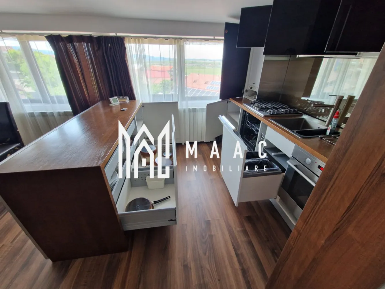 Apartament 3 camere decomandat | Tilișca, Sibiu | 70 mp, parcare - Apartament modern cu 3 camere, de închiriat în zona Ștrand – Tilișca din Sibiu: 70 mp utili, decomandat, etaj 4 din 4, parcare inclusă.

Detalii proprietate:
• 3 camere, 2 dormitoare matrimoniale, 1 baie, bucătărie și hol
• 70 mp utili și 98 mp construiți
• Compartimentare decomandată, confort 1
• Etaj 4 din 4, imobil construit în 2000
• 1 loc de parcare inclus și 1 balcon
• Complet mobilat și utilat, cu finisaje moderne și mobilier de calitate
• Centrală termică proprie, TV în living și dormitoare
• Mașină de spălat rufe, mașină de spălat vase
• Frigider cu congelator, cuptor și plită
• Spații generoase de depozitare

Zonă și acces:
Proprietatea este amplasată într-o vilă exclusivistă cu doar 4 apartamente, câte unul pe nivel, într-o zonă apreciată pentru intimitate și liniște. Beneficiază de vedere panoramică asupra orașului și împrejurimilor, iar locația oferă acces rapid către centre comerciale, școli, grădinițe, mijloace de transport în comun și zone verzi. Garaj închis disponibil opțional, plus stație de încărcare pentru mașini electrice de până la 22 kW.

Pentru detalii și programarea unei vizionări, contactați echipa MAAC Imobiliare și menționați codul CP3171404.