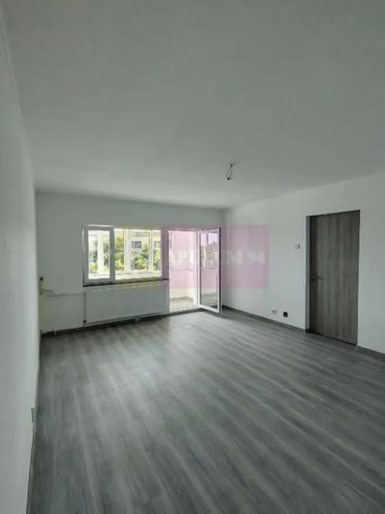 Garsonieră spațioasă de vânzare - Vitan, la câteva minute de Mall Vitan. - Agentia Imobiliara Apulum 94, va propune spre vanzare
Garsonieră confortabilă, cu o suprafață de 42mp,etaj 4/4, an construcție 1990, situată în zona Vitan Mall, una dintre cele mai căutate zone din București. 
Locuința beneficiază de o compartimentare practică, camere luminoase și spații generoase. 
Zona este foarte bine conectată la mijloacele de transport în comun și dispune de acces rapid către centre comerciale, restaurante, școli, grădinițe și, alte puncte de interes. 
Terasa blocului a fost reabilitata in decembrie 2025