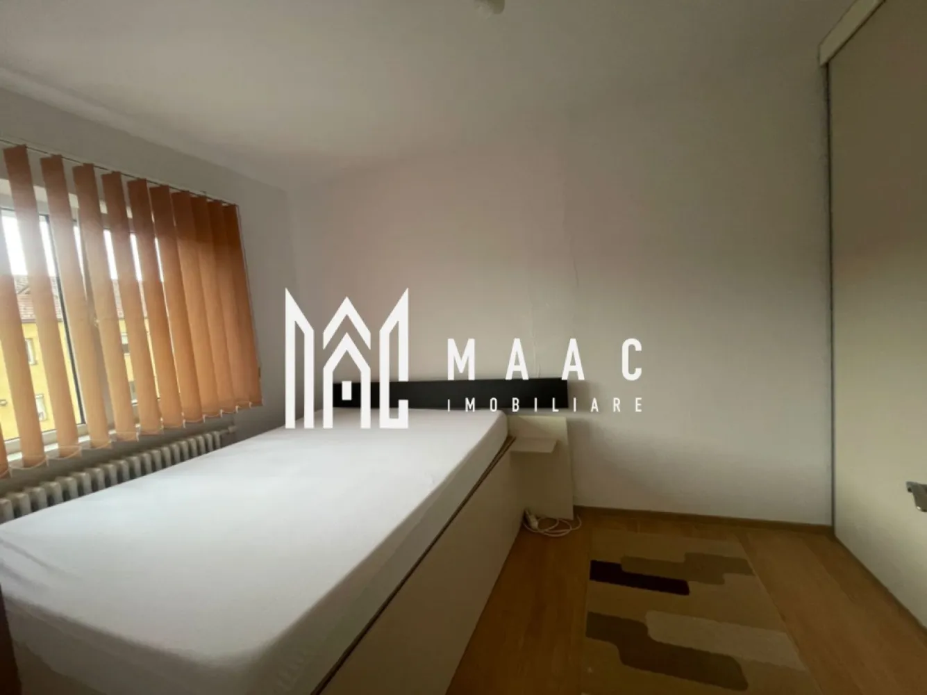 Apartament 2 camere | Mihai Viteazu | Mobilat și utilat | Disponibil imediat | - MAAC Imobiliare vă propune spre închiriere un apartament cu 2 camere semidecomandate, având o suprafață utilă de 36 mp, situat la etajul 4 al unui imobil cu 5 etaje, în zona Mihai Viteazu, în apropierea Colegiul Pedagogic Andrei Șaguna.

Apartamentul este compartimentat practic și este format din:
- living
- dormitor
- bucătărie
- baie
- hol
- cămară

Locuința se închiriază complet mobilată și utilată, fiind disponibilă imediat. 

Poziționarea excelentă oferă acces rapid către stații de autobuz, școli, grădinițe, magazine, farmacii și alte puncte de interes, ceea ce îl face potrivit atât pentru o persoană, cât și pentru un cuplu sau o familie tânără.

Garanție: echivalentul unei chirii

Pentru mai multe detalii sau programarea unei vizionari, nu ezitați să ne contactați specificând ID: CP3129154
