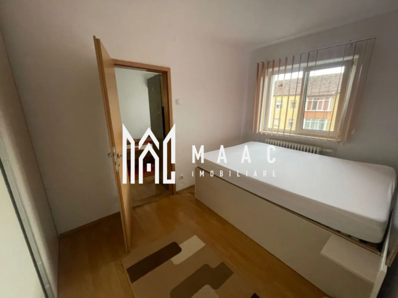 Apartament 2 camere | Mihai Viteazu | Mobilat și utilat | Disponibil imediat | - MAAC Imobiliare vă propune spre închiriere un apartament cu 2 camere semidecomandate, având o suprafață utilă de 36 mp, situat la etajul 4 al unui imobil cu 5 etaje, în zona Mihai Viteazu, în apropierea Colegiul Pedagogic Andrei Șaguna.

Apartamentul este compartimentat practic și este format din:
- living
- dormitor
- bucătărie
- baie
- hol
- cămară

Locuința se închiriază complet mobilată și utilată, fiind disponibilă imediat. 

Poziționarea excelentă oferă acces rapid către stații de autobuz, școli, grădinițe, magazine, farmacii și alte puncte de interes, ceea ce îl face potrivit atât pentru o persoană, cât și pentru un cuplu sau o familie tânără.

Garanție: echivalentul unei chirii

Pentru mai multe detalii sau programarea unei vizionari, nu ezitați să ne contactați specificând ID: CP3129154