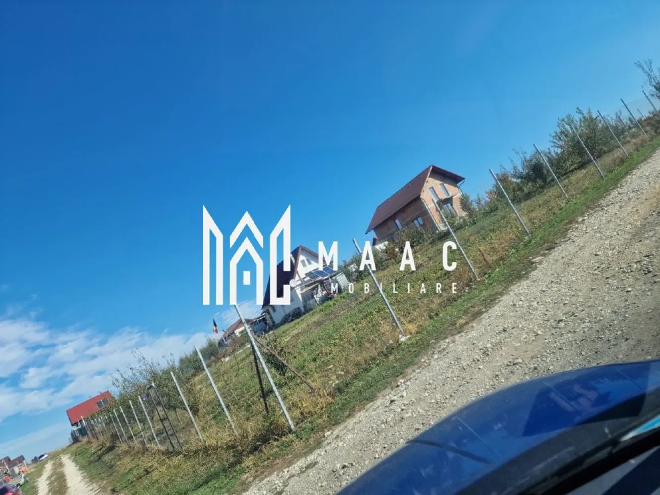 Teren extravilan 650 mp | Șura Mare | cota de drum, utilități în proximitate - Teren extravilan de 650 mp în Șura Mare, Sibiu, cu cota de drum aferentă, utilități în proximitate și acces facil. Parcela este amplasată într-o zonă în dezvoltare, cu perspectivă clară de trecere în intravilan.

Detalii proprietate:
• suprafață totală: 650 mp
• teren extravilan, clasificat Construcții
• cota de drum aferentă
• posibilitate de trecere în intravilan chiar anul acesta
• teren complet împrejmuit
• pomi fructiferi plantați
• deschidere generoasă la două străzi

Localizare și context:
Proprietatea se află în zona Șesul Sibiului, între Hornbach și Șura Mare, într-un cadru natural liniștit, cu panoramă deosebită. Accesul către oraș și drumurile principale este rapid, iar utilitățile sunt în proximitate pentru o racordare ulterioară.

Pentru informații suplimentare sau pentru programarea unei vizionări, contactați-ne și menționați codul CP3171366.
