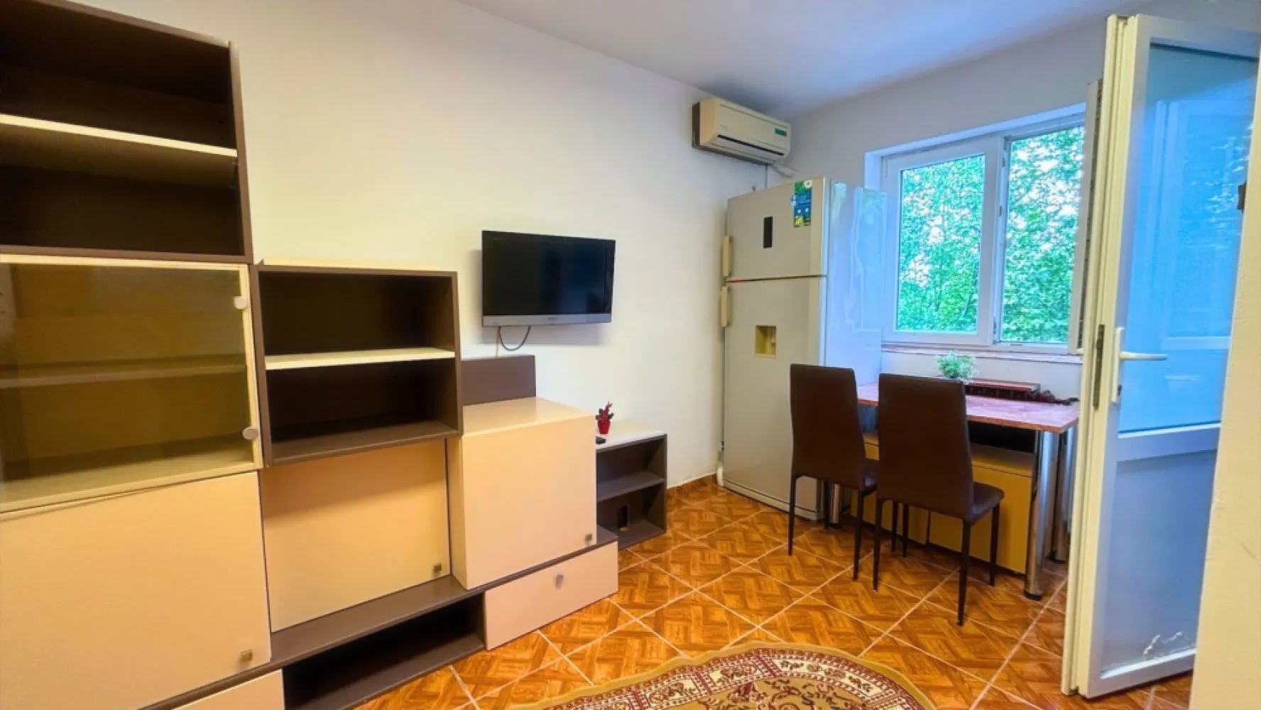 Pantelimon Parcul Florilor garsoniera confort 2 de vanzare mobilata - K Imobiliare vă propune spre vânzare o garsonieră confort 2, situată în zona Pantelimon – Parcul Florilor, cu suprafață de 19 mp și este amplasată la etajul 2, fiind ideală atât pentru locuit, cât și pentru investiție în vederea închirierii.
Garsoniera se vinde complet mobilată și utilată, exact ca în fotografii, fiind pregătită pentru mutare imediată. Beneficiază de aer condiționat, mobilier funcțional,