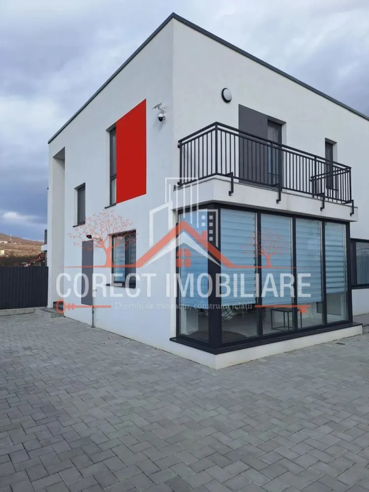 Casă Premium în Cartierul Panoramic | 120 mp utili | 400 mp teren | Co - Casa pe care o cauți te așteaptă în Cartierul Panoramic – Str. Iancu Jianu!

Disponibilă spre vânzare, această locuință tip duplex, construită cu perete dublu pentru un plus de confort și izolare, oferă tot ce ai nevoie pentru o viață liniștită și confortabilă.

✅ Teren generos de 400 mp cu curte individuală
✅ Curte pavată cu 3 locuri de parcare
✅ Grădină amenajată cu gazon și sistem de irigare
✅ Anexă pentru depozitare
✅ Poartă automatizată, videointerfon și sistem de supraveghere video

Compartimentare practică și modernă:
• Parter: living spațios, bucătărie, baie și terasă generoasă
• Etaj: 3 dormitoare, baie, dressing și 2 balcoane

Locuința dispune de 120 mp utili și se vinde complet mobilată și utilată, fiind pregătită pentru mutare imediată.

Dacă îți dorești o casă modernă, cu intimitate, curte proprie și toate facilitățile necesare unei familii, aceasta poate fi alegerea perfectă.

📞 Pentru programarea unei vizionări, vă rugăm să sunați la numărul afișat. Vă invităm să descoperiți personal toate avantajele acestei proprietăți!