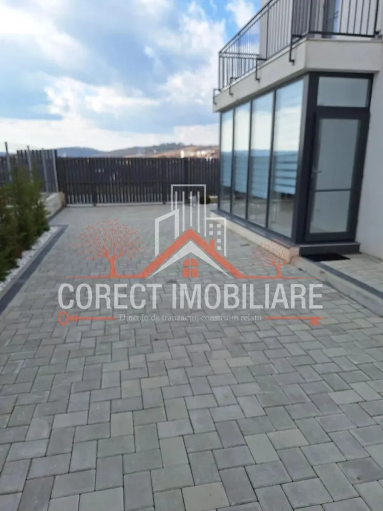 Casă Premium în Cartierul Panoramic | 120 mp utili | 400 mp teren | Co - Casa pe care o cauți te așteaptă în Cartierul Panoramic – Str. Iancu Jianu!

Disponibilă spre vânzare, această locuință tip duplex, construită cu perete dublu pentru un plus de confort și izolare, oferă tot ce ai nevoie pentru o viață liniștită și confortabilă.

✅ Teren generos de 400 mp cu curte individuală
✅ Curte pavată cu 3 locuri de parcare
✅ Grădină amenajată cu gazon și sistem de irigare
✅ Anexă pentru depozitare
✅ Poartă automatizată, videointerfon și sistem de supraveghere video

Compartimentare practică și modernă:
• Parter: living spațios, bucătărie, baie și terasă generoasă
• Etaj: 3 dormitoare, baie, dressing și 2 balcoane

Locuința dispune de 120 mp utili și se vinde complet mobilată și utilată, fiind pregătită pentru mutare imediată.

Dacă îți dorești o casă modernă, cu intimitate, curte proprie și toate facilitățile necesare unei familii, aceasta poate fi alegerea perfectă.

📞 Pentru programarea unei vizionări, vă rugăm să sunați la numărul afișat. Vă invităm să descoperiți personal toate avantajele acestei proprietăți!