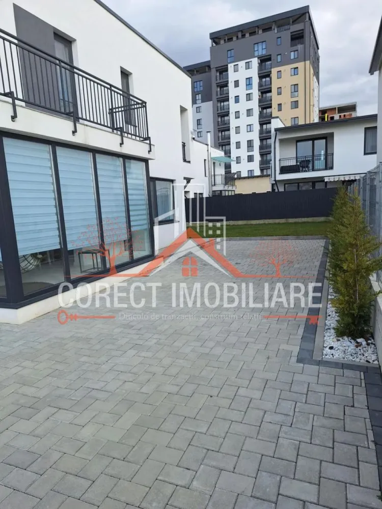 Casă Premium în Cartierul Panoramic | 120 mp utili | 400 mp teren | Co - Casa pe care o cauți te așteaptă în Cartierul Panoramic – Str. Iancu Jianu!

Disponibilă spre vânzare, această locuință tip duplex, construită cu perete dublu pentru un plus de confort și izolare, oferă tot ce ai nevoie pentru o viață liniștită și confortabilă.

✅ Teren generos de 400 mp cu curte individuală
✅ Curte pavată cu 3 locuri de parcare
✅ Grădină amenajată cu gazon și sistem de irigare
✅ Anexă pentru depozitare
✅ Poartă automatizată, videointerfon și sistem de supraveghere video

Compartimentare practică și modernă:
• Parter: living spațios, bucătărie, baie și terasă generoasă
• Etaj: 3 dormitoare, baie, dressing și 2 balcoane

Locuința dispune de 120 mp utili și se vinde complet mobilată și utilată, fiind pregătită pentru mutare imediată.

Dacă îți dorești o casă modernă, cu intimitate, curte proprie și toate facilitățile necesare unei familii, aceasta poate fi alegerea perfectă.

📞 Pentru programarea unei vizionări, vă rugăm să sunați la numărul afișat. Vă invităm să descoperiți personal toate avantajele acestei proprietăți!
