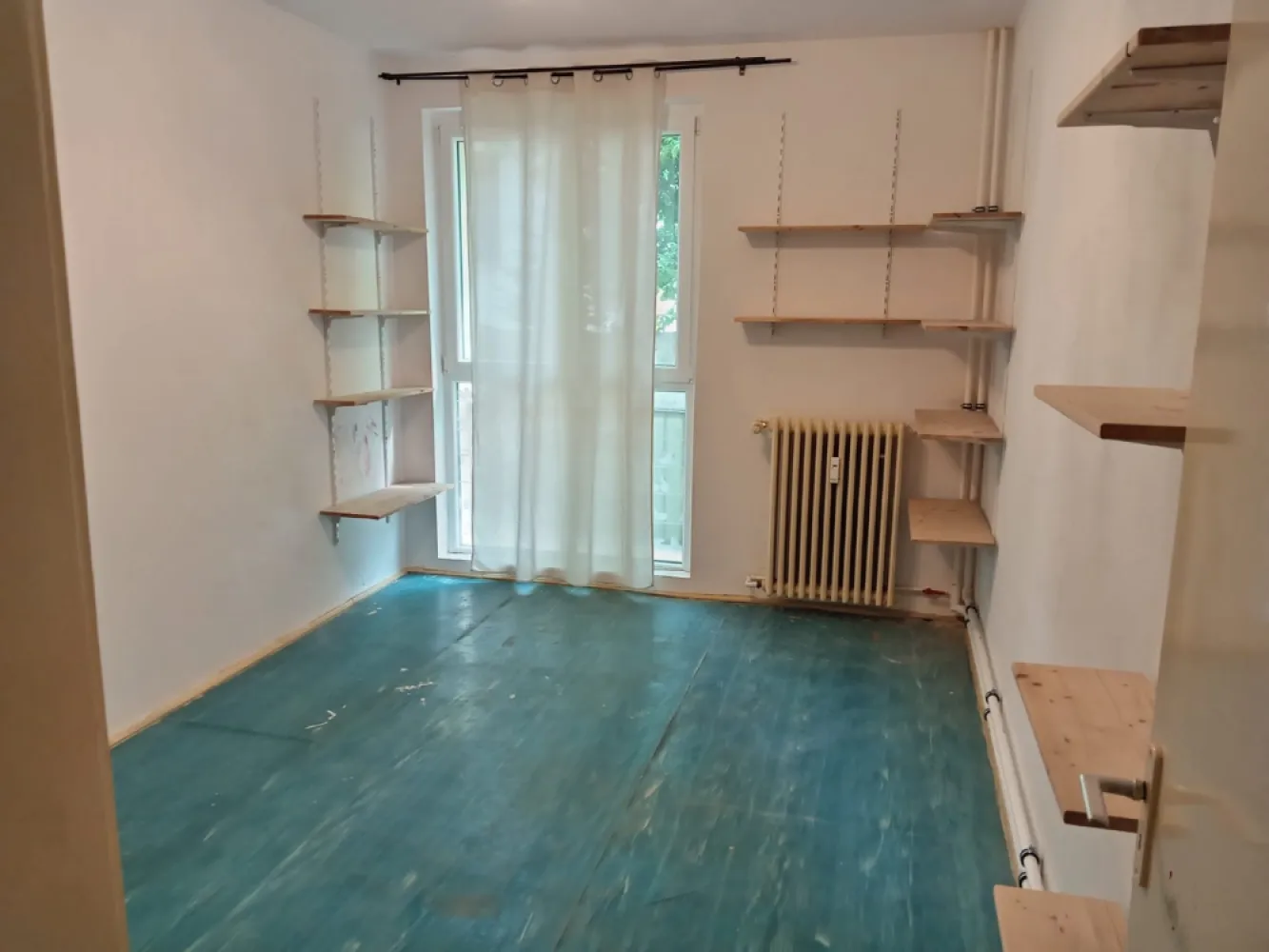 Apartament nemobilat de inchiriat - Inchiriez apartament 3 camere, nemobilat, zona Secuilor- Nitu Vasile. 400euro pe luna relatii la 0724368645. Dupa ora 17