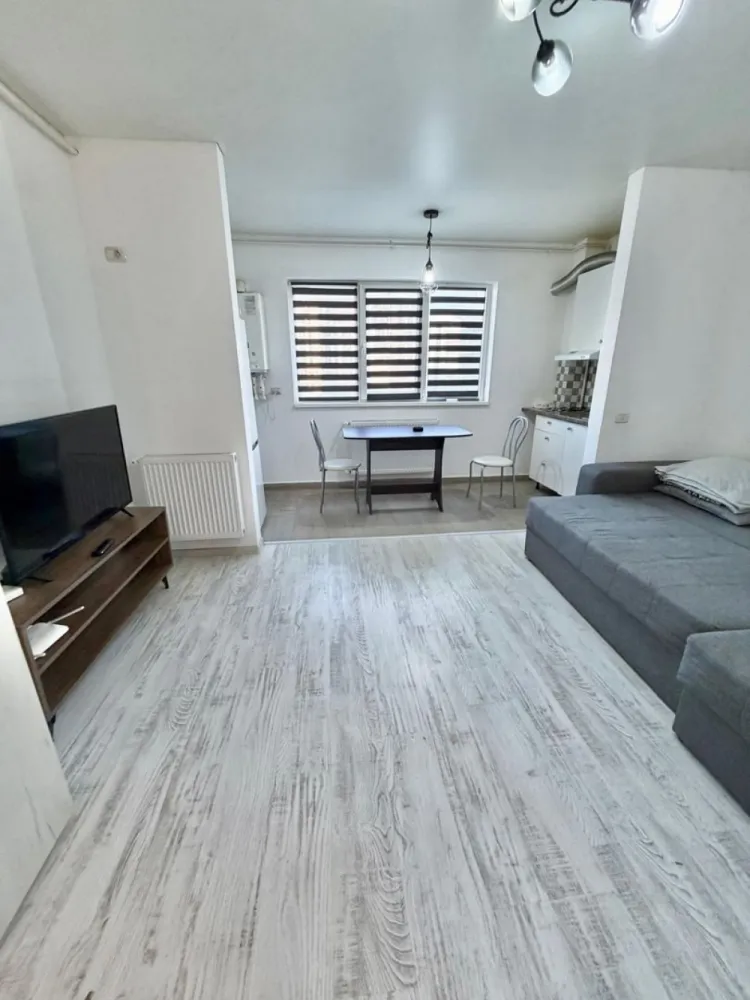 Garsoniera decomandata - Militari Residence Tineretului 35bis - AGENTIE IMOBILIARA - COMISION 50%

Garsonieră de închiriat în Militari Residence – Str. Tineretului 35 Bis

Vă propunem spre închiriere o garsonieră situată în cartierul Militari Residence, pe strada Tineretului 35 Bis, o zonă în continuă dezvoltare, apreciată pentru accesibilitate și facilități.

Locuința este ideală pentru o persoană sau un cuplu, oferind un spațiu bine compartimentat, luminos și confortabil. Garsoniera dispune de toate utilitățile necesare pentru un trai modern, fiind pregătită pentru mutare imediată.

În apropiere regăsiți magazine, supermarketuri, restaurante, farmacii, dar și acces facil către mijloacele de transport în comun, ceea ce face deplasarea rapidă către orice zonă a orașului.

Închirierea se realizează prin intermediul unei agenții imobiliare, iar la semnarea contractului se percepe un comision de 50% din valoarea primei chirii.

Pentru mai multe detalii și programarea unei vizionări, nu ezitați să ne contactați.