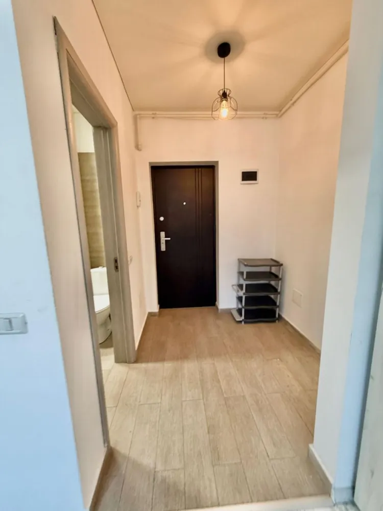 Garsoniera decomandata - Militari Residence Tineretului 35bis - AGENTIE IMOBILIARA - COMISION 50%

Garsonieră de închiriat în Militari Residence – Str. Tineretului 35 Bis

Vă propunem spre închiriere o garsonieră situată în cartierul Militari Residence, pe strada Tineretului 35 Bis, o zonă în continuă dezvoltare, apreciată pentru accesibilitate și facilități.

Locuința este ideală pentru o persoană sau un cuplu, oferind un spațiu bine compartimentat, luminos și confortabil. Garsoniera dispune de toate utilitățile necesare pentru un trai modern, fiind pregătită pentru mutare imediată.

În apropiere regăsiți magazine, supermarketuri, restaurante, farmacii, dar și acces facil către mijloacele de transport în comun, ceea ce face deplasarea rapidă către orice zonă a orașului.

Închirierea se realizează prin intermediul unei agenții imobiliare, iar la semnarea contractului se percepe un comision de 50% din valoarea primei chirii.

Pentru mai multe detalii și programarea unei vizionări, nu ezitați să ne contactați.