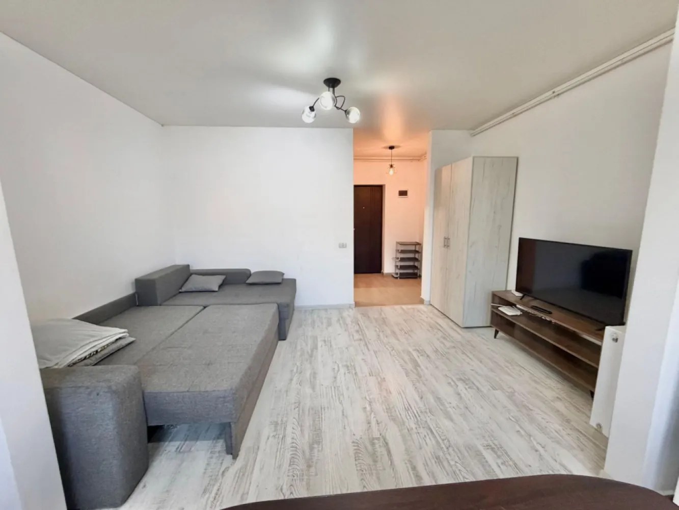 Garsoniera decomandata - Militari Residence Tineretului 35bis - AGENTIE IMOBILIARA - COMISION 50%

Garsonieră de închiriat în Militari Residence – Str. Tineretului 35 Bis

Vă propunem spre închiriere o garsonieră situată în cartierul Militari Residence, pe strada Tineretului 35 Bis, o zonă în continuă dezvoltare, apreciată pentru accesibilitate și facilități.

Locuința este ideală pentru o persoană sau un cuplu, oferind un spațiu bine compartimentat, luminos și confortabil. Garsoniera dispune de toate utilitățile necesare pentru un trai modern, fiind pregătită pentru mutare imediată.

În apropiere regăsiți magazine, supermarketuri, restaurante, farmacii, dar și acces facil către mijloacele de transport în comun, ceea ce face deplasarea rapidă către orice zonă a orașului.

Închirierea se realizează prin intermediul unei agenții imobiliare, iar la semnarea contractului se percepe un comision de 50% din valoarea primei chirii.

Pentru mai multe detalii și programarea unei vizionări, nu ezitați să ne contactați.