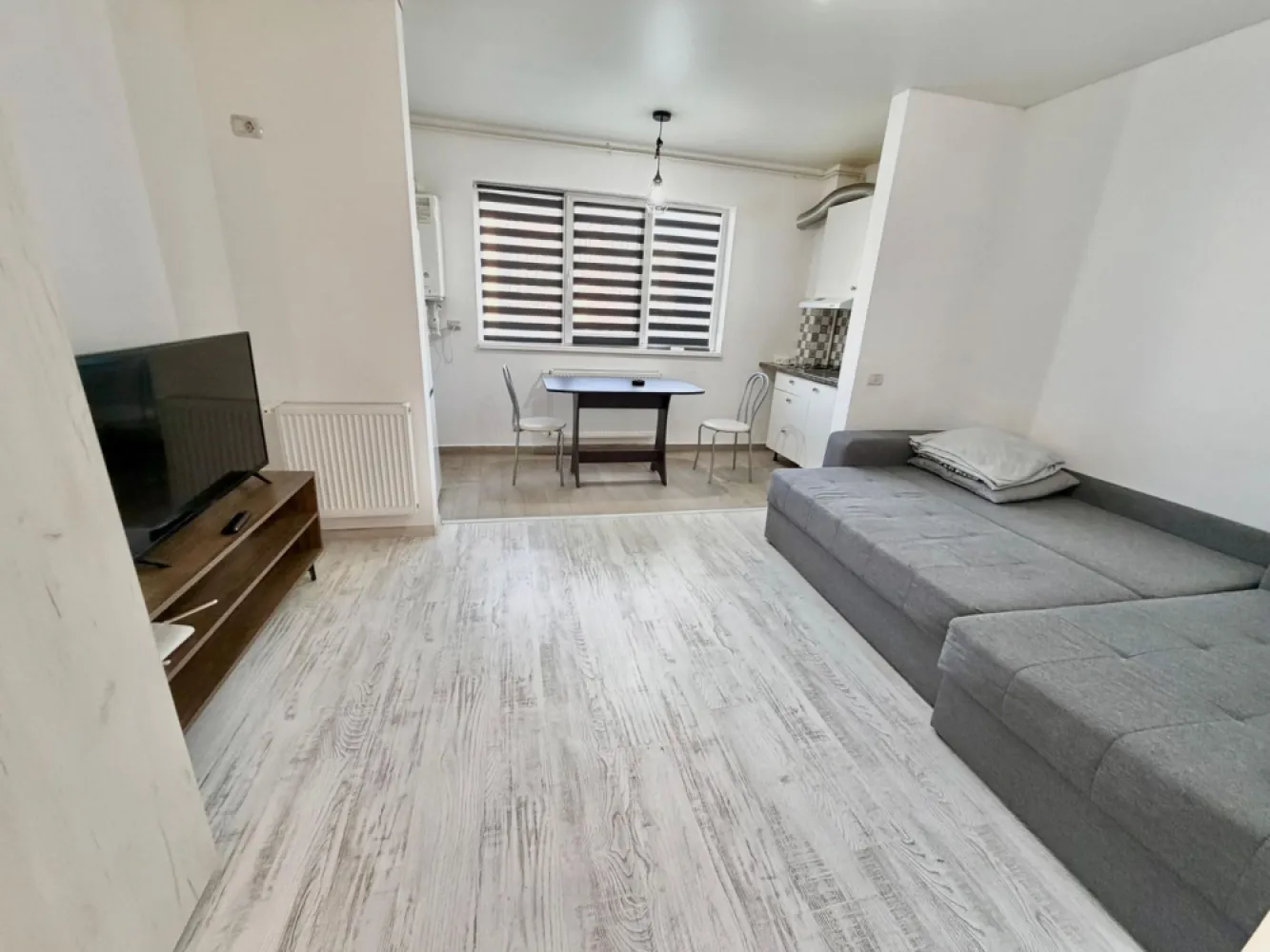 Garsoniera decomandata - Militari Residence Tineretului 35bis - AGENTIE IMOBILIARA - COMISION 50%

Garsonieră de închiriat în Militari Residence – Str. Tineretului 35 Bis

Vă propunem spre închiriere o garsonieră situată în cartierul Militari Residence, pe strada Tineretului 35 Bis, o zonă în continuă dezvoltare, apreciată pentru accesibilitate și facilități.

Locuința este ideală pentru o persoană sau un cuplu, oferind un spațiu bine compartimentat, luminos și confortabil. Garsoniera dispune de toate utilitățile necesare pentru un trai modern, fiind pregătită pentru mutare imediată.

În apropiere regăsiți magazine, supermarketuri, restaurante, farmacii, dar și acces facil către mijloacele de transport în comun, ceea ce face deplasarea rapidă către orice zonă a orașului.

Închirierea se realizează prin intermediul unei agenții imobiliare, iar la semnarea contractului se percepe un comision de 50% din valoarea primei chirii.

Pentru mai multe detalii și programarea unei vizionări, nu ezitați să ne contactați.