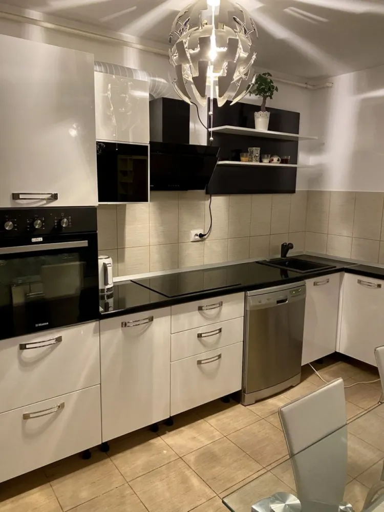 Apartament spațios 2 camere | Mobilat și utilat complet | Zona Pipera - Descoperiți o locuință modernă, gata de mutare, situată într-o zonă exclusivistă în apropierea pădurii și a principalelor artere de acces.

Detalii apartament:
2 camere foarte bine compartimentate
Living generos, mobilat cu gust: canapea extensibilă din piele + zonă de dining
Bucătărie complet echipată: cuptor electric, plită electrică, hotă performanta, chiuvetă și baterie de la Franke
Aer condiționat Samsung în zona de zi pentru confort termic optim
Dormitor elegant: pat din piele de la Mobexpert + dressing mare IKEA
Hol cu dressing generos, uși oglindă – spațiu excelent de depozitare
Două balcoane spațioase – ideale pentru relaxare sau momentul de socializare
Baie echipată cu cadă + maşină de spălat rufe cu uscător inclus
Imobilul oferă: pază 24/7, sistem CCTV, acces securizat (SMS) – siguranţă şi confort
Staţie de autobuz chiar în faţa blocului – acces facil la transport public
Zona are grădiniţe și şcoli în apropiere – ideal pentru locuire sau investiţie

De ce merită această zonă:
Acces rapid către centură / autostradă – ideal pentru deplasări către centru, aeroport, munte sau mare
Proximitate faţă de magazine mari şi centre comerciale: supermarket-uri, magazine de bricolaj, toate la îndemână
Zonă rezidenţială stabilă, apreciată şi în continuă dezvoltare – un plus pentru o investiţie pe termen mediu/lung

Concluzie:
Această proprietate este perfectă atât pentru cei care îşi doresc un loc de locuit elegant şi funcţional, cât şi pentru investitori care urmăresc o locaţie bine cotată. Mobilată şi utilată, cu două balcoane, într-o zonă cu facilităţi excelente – pregătită pentru mutare imediată.