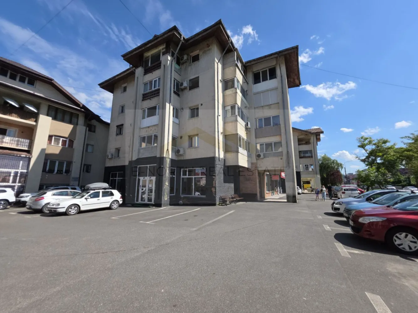 Spațiu comercial 110 mp, parter, vitrină, vizibilitate DN1, Otopeni - B-North Real Estate vă prezintă spre închiriere un spațiu comercial cu vizibilitate foarte bună din DN1, situat în Otopeni, pe Șoseaua București–Ploiești, în imediata apropiere de Banca Transilvania.

Spațiul este amplasat la parterul unui imobil și are o suprafață utilă de 110 mp, fiind potrivit pentru activități comerciale, birouri, servicii sau showroom.

Un avantaj important al proprietății este poziționarea vizibilă din DN1, într-o zonă cu trafic auto, cu vitrină generoasă, acces direct din exterior și locuri de parcare disponibile în fața spațiului. Amplasarea lângă Banca Transilvania oferă un reper foarte bun pentru clienți și crește vizibilitatea comercială a spațiului.

Compartimentarea actuală este practică și permite adaptarea în funcție de activitatea viitorului chiriaș. Spațiul dispune de zonă principală, birouri/încăperi secundare, holuri și grupuri sanitare.

Potrivit pentru:
showroom;
birouri / sediu firmă;
cabinet;
salon;
agenție;
servicii;
contabilitate / consultanță;
activități comerciale ușoare;
punct de lucru cu acces pentru public.
Avantaje principale:
110 mp utili;
vizibilitate foarte bună din DN1;
situat lângă Banca Transilvania;
vitrină stradală;
parter cu acces direct;
parcări în fața spațiului;
zonă cu trafic auto;
acces rapid către Aeroportul Otopeni, Băneasa și București;
compartimentare flexibilă;
posibilitate de amenajare în funcție de activitatea chiriașului.

Proprietatea reprezintă o oportunitate foarte bună pentru o firmă care caută un spațiu vizibil, ușor accesibil și bine poziționat în Otopeni, cu expunere către una dintre cele mai circulate artere din nordul Bucureștiului.

Pentru informații suplimentare sau pentru programarea unei vizionări, vă rugăm să contactați B-North Real Estate.