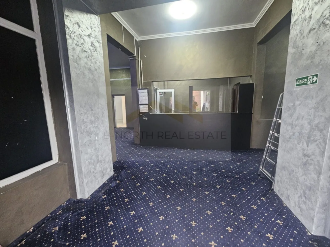 Spațiu comercial 110 mp, parter, vitrină, vizibilitate DN1, Otopeni - B-North Real Estate vă prezintă spre închiriere un spațiu comercial cu vizibilitate foarte bună din DN1, situat în Otopeni, pe Șoseaua București–Ploiești, în imediata apropiere de Banca Transilvania.

Spațiul este amplasat la parterul unui imobil și are o suprafață utilă de 110 mp, fiind potrivit pentru activități comerciale, birouri, servicii sau showroom.

Un avantaj important al proprietății este poziționarea vizibilă din DN1, într-o zonă cu trafic auto, cu vitrină generoasă, acces direct din exterior și locuri de parcare disponibile în fața spațiului. Amplasarea lângă Banca Transilvania oferă un reper foarte bun pentru clienți și crește vizibilitatea comercială a spațiului.

Compartimentarea actuală este practică și permite adaptarea în funcție de activitatea viitorului chiriaș. Spațiul dispune de zonă principală, birouri/încăperi secundare, holuri și grupuri sanitare.

Potrivit pentru:
showroom;
birouri / sediu firmă;
cabinet;
salon;
agenție;
servicii;
contabilitate / consultanță;
activități comerciale ușoare;
punct de lucru cu acces pentru public.
Avantaje principale:
110 mp utili;
vizibilitate foarte bună din DN1;
situat lângă Banca Transilvania;
vitrină stradală;
parter cu acces direct;
parcări în fața spațiului;
zonă cu trafic auto;
acces rapid către Aeroportul Otopeni, Băneasa și București;
compartimentare flexibilă;
posibilitate de amenajare în funcție de activitatea chiriașului.

Proprietatea reprezintă o oportunitate foarte bună pentru o firmă care caută un spațiu vizibil, ușor accesibil și bine poziționat în Otopeni, cu expunere către una dintre cele mai circulate artere din nordul Bucureștiului.

Pentru informații suplimentare sau pentru programarea unei vizionări, vă rugăm să contactați B-North Real Estate.